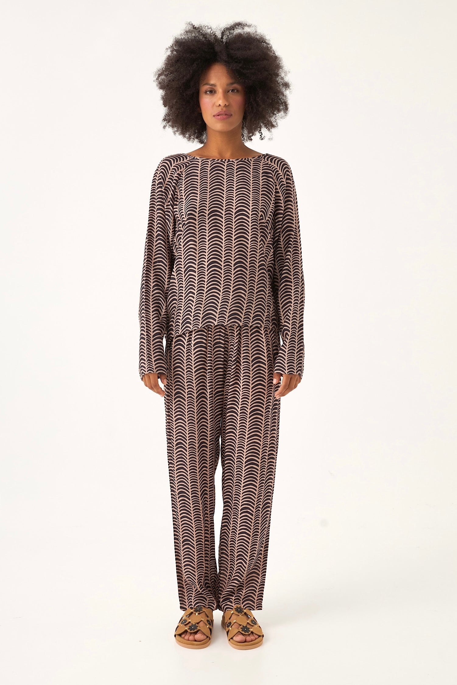 Chicosoleil Pantalons Louizon pantalon large sable d'ébène satin