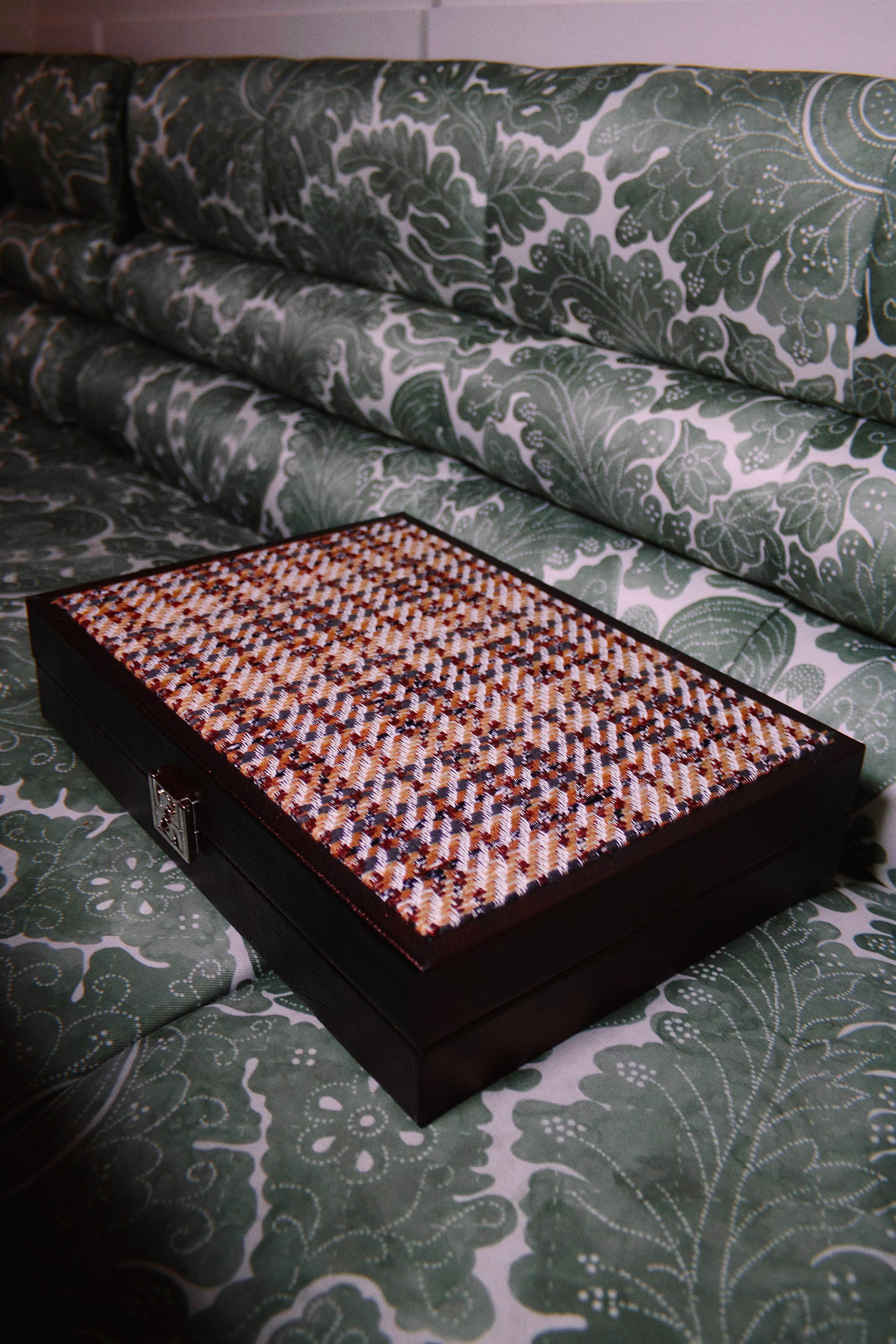 The Ethiquette Maison Villeroy backgammon cuir bordeaux