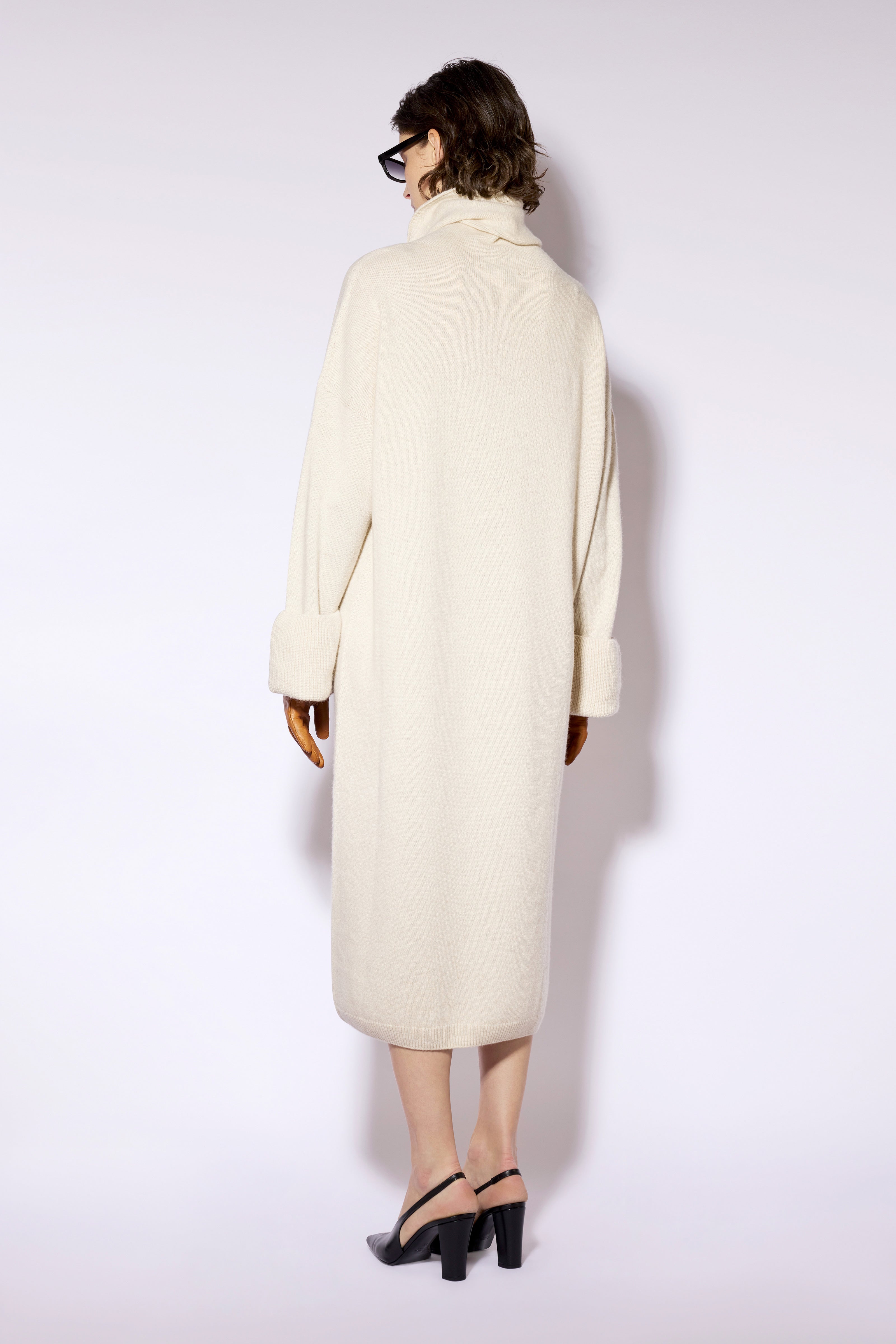 Liviana Conti Yuko robe cachemire beige col montant