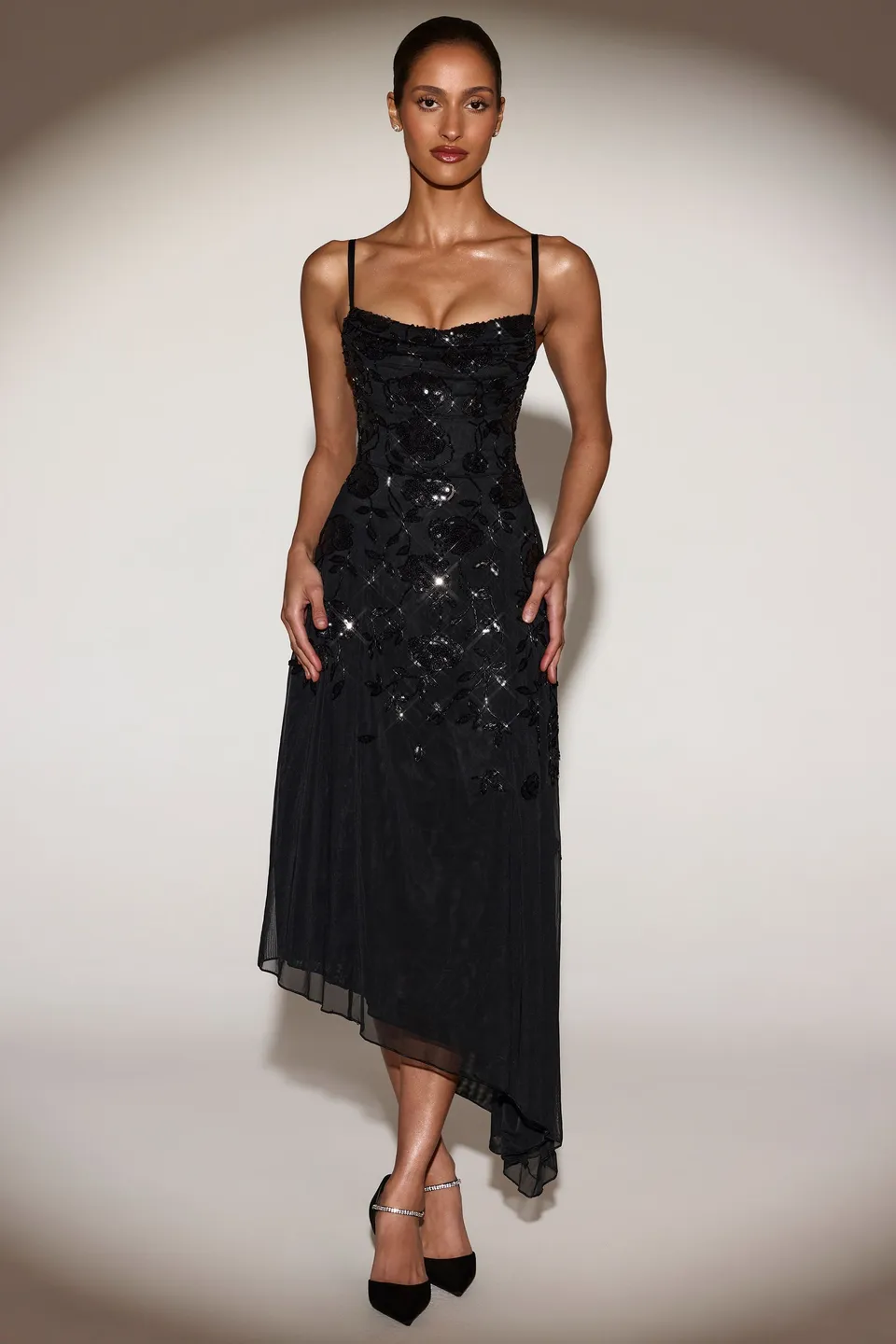 Oh Polly Embellished Zelina Soft-Scoop robe noire sequins