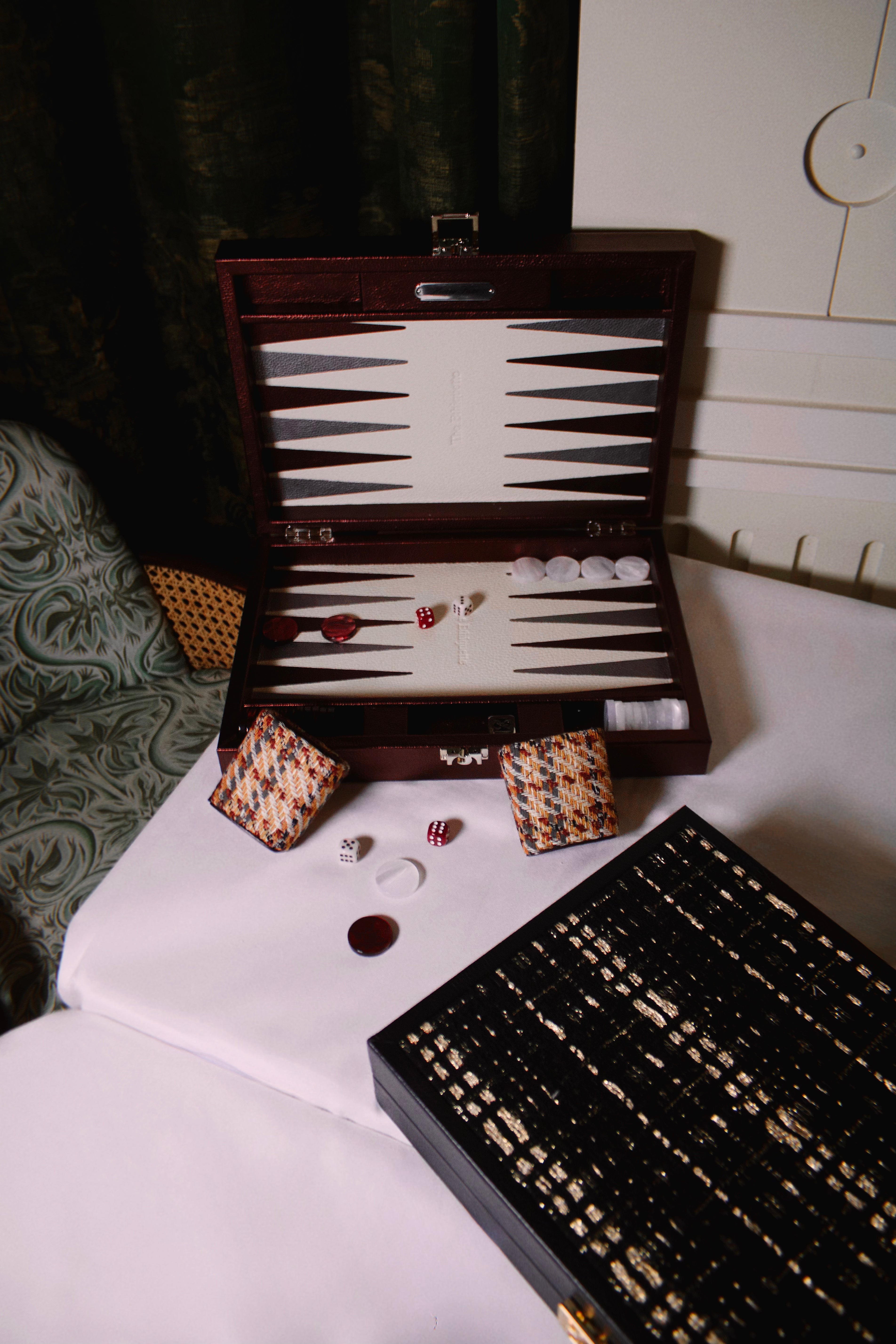 The Ethiquette Maison Villeroy backgammon cuir bordeaux
