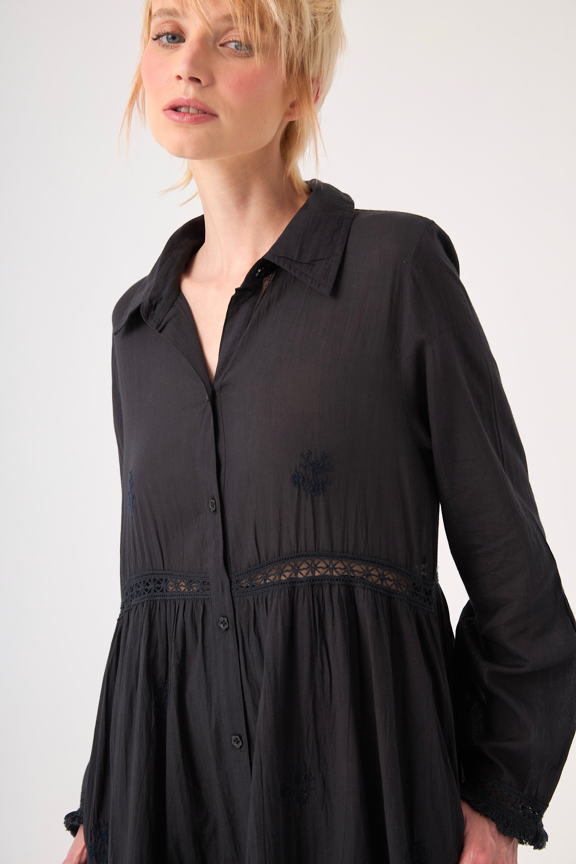 Chicosoleil Selena robe longue noire charcoal coton brodée