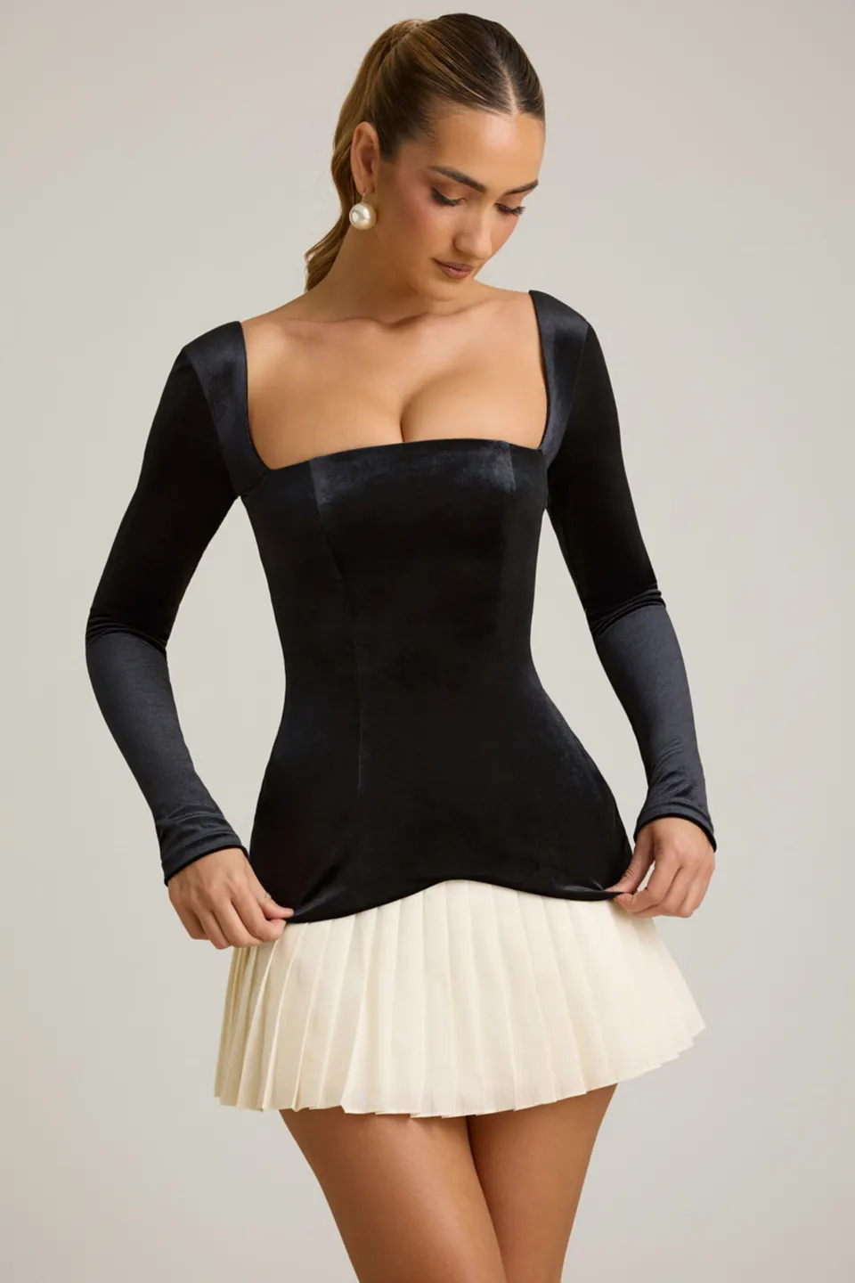 Oh Polly Darline robe mini corset plissée noire velours