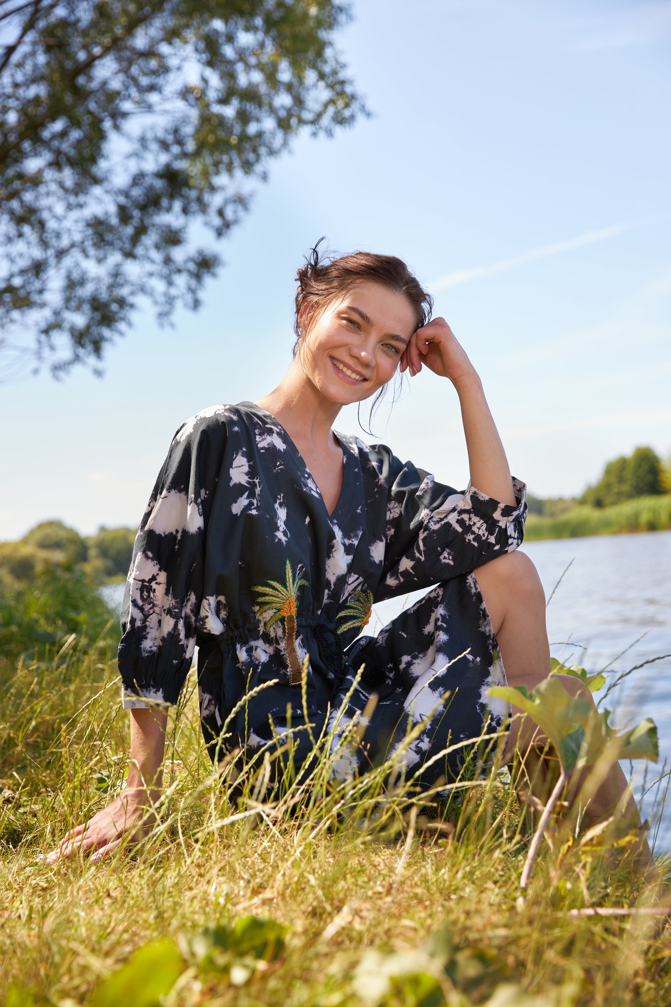 Chicosoleil Jacy robe noire tie dye coton mi-longue