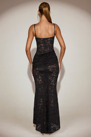 Oh Polly Wintra robe dentelle noire col carré sirène