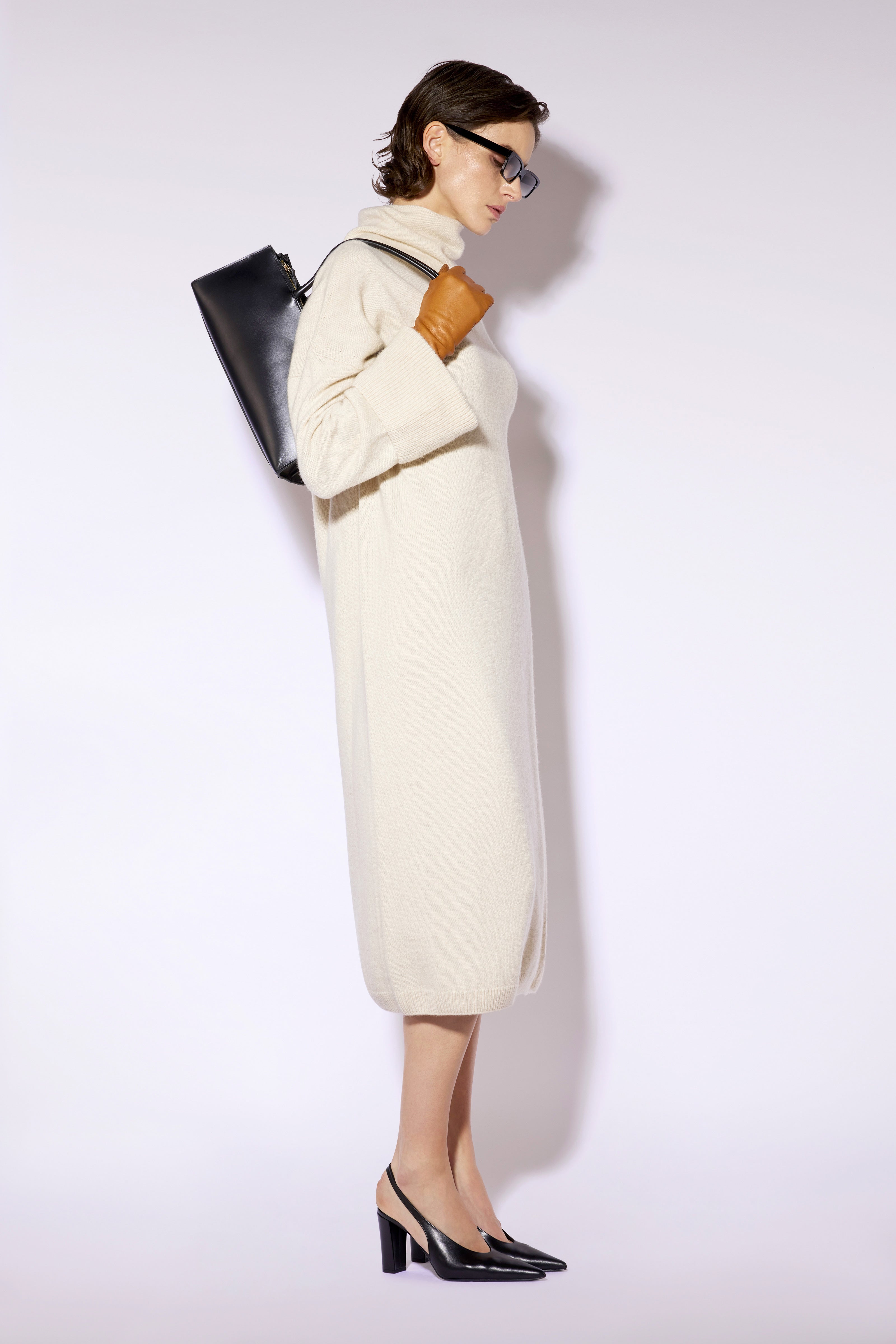 Liviana Conti Yuko robe cachemire beige col montant