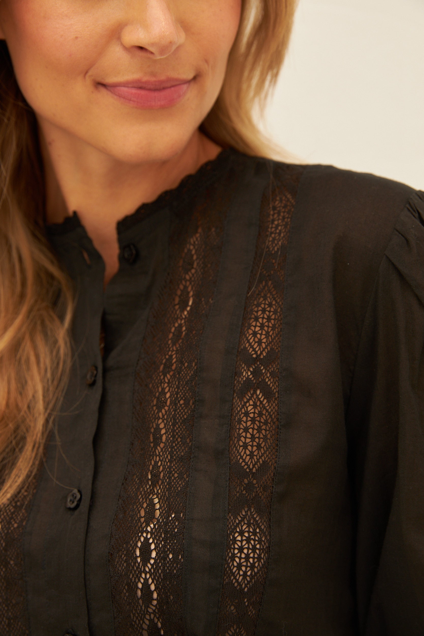 Chicosoleil Andy top noir court dentelle