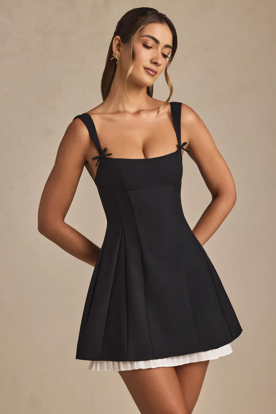 Oh Polly Cressida robe mini plissée noire noeud