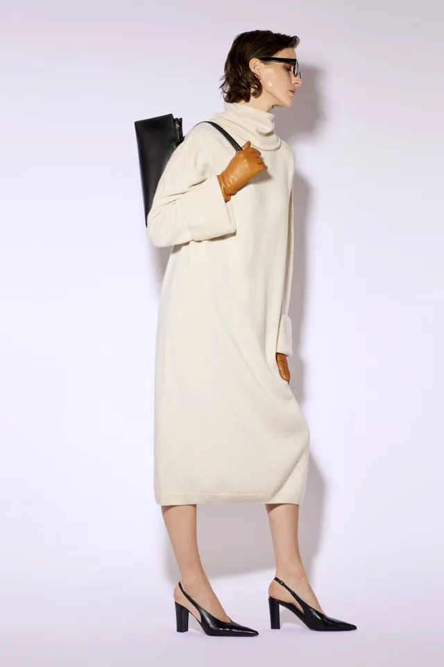 Liviana Conti Yuko robe cachemire beige col montant