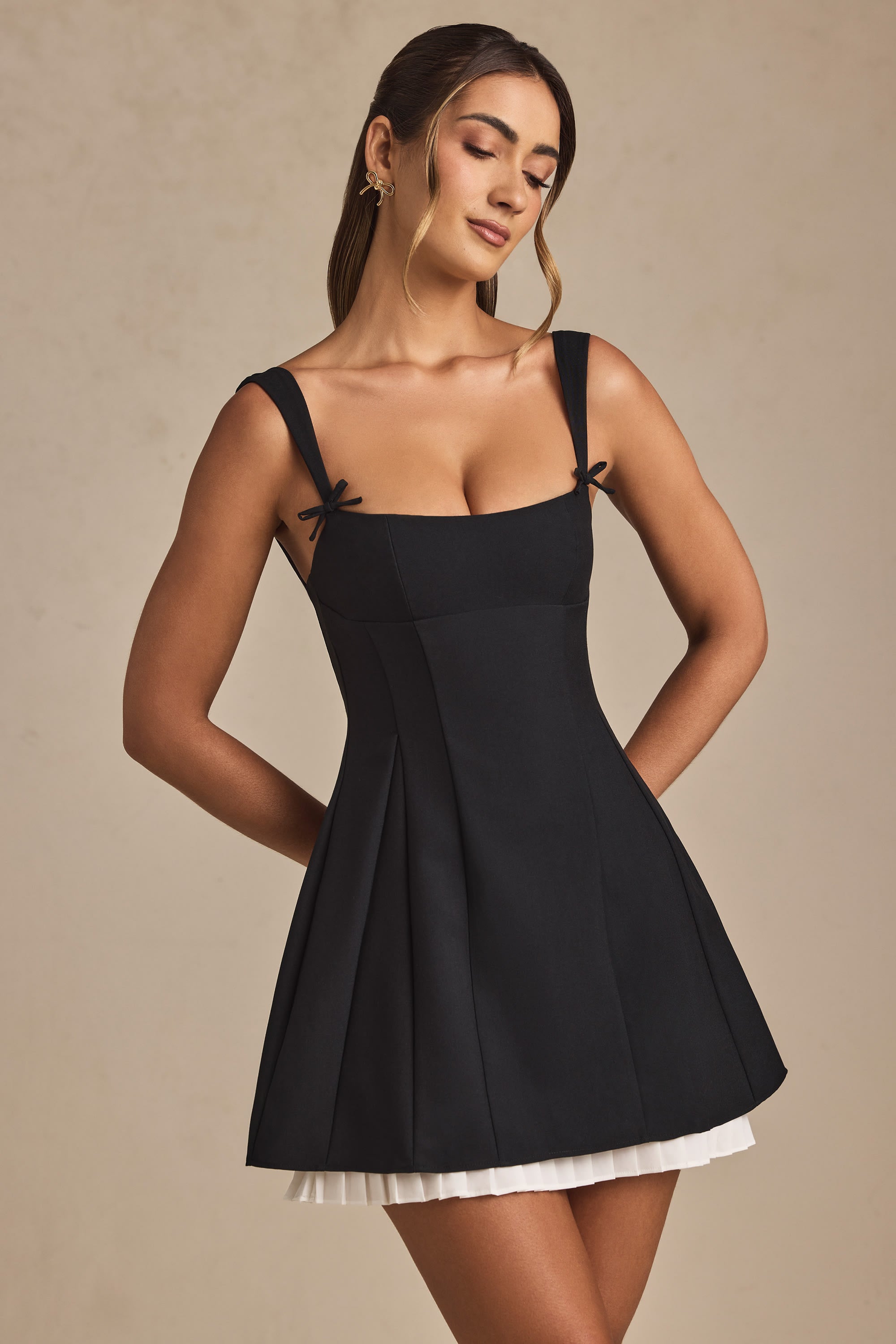 Oh Polly Cressida robe mini plissée noire noeud