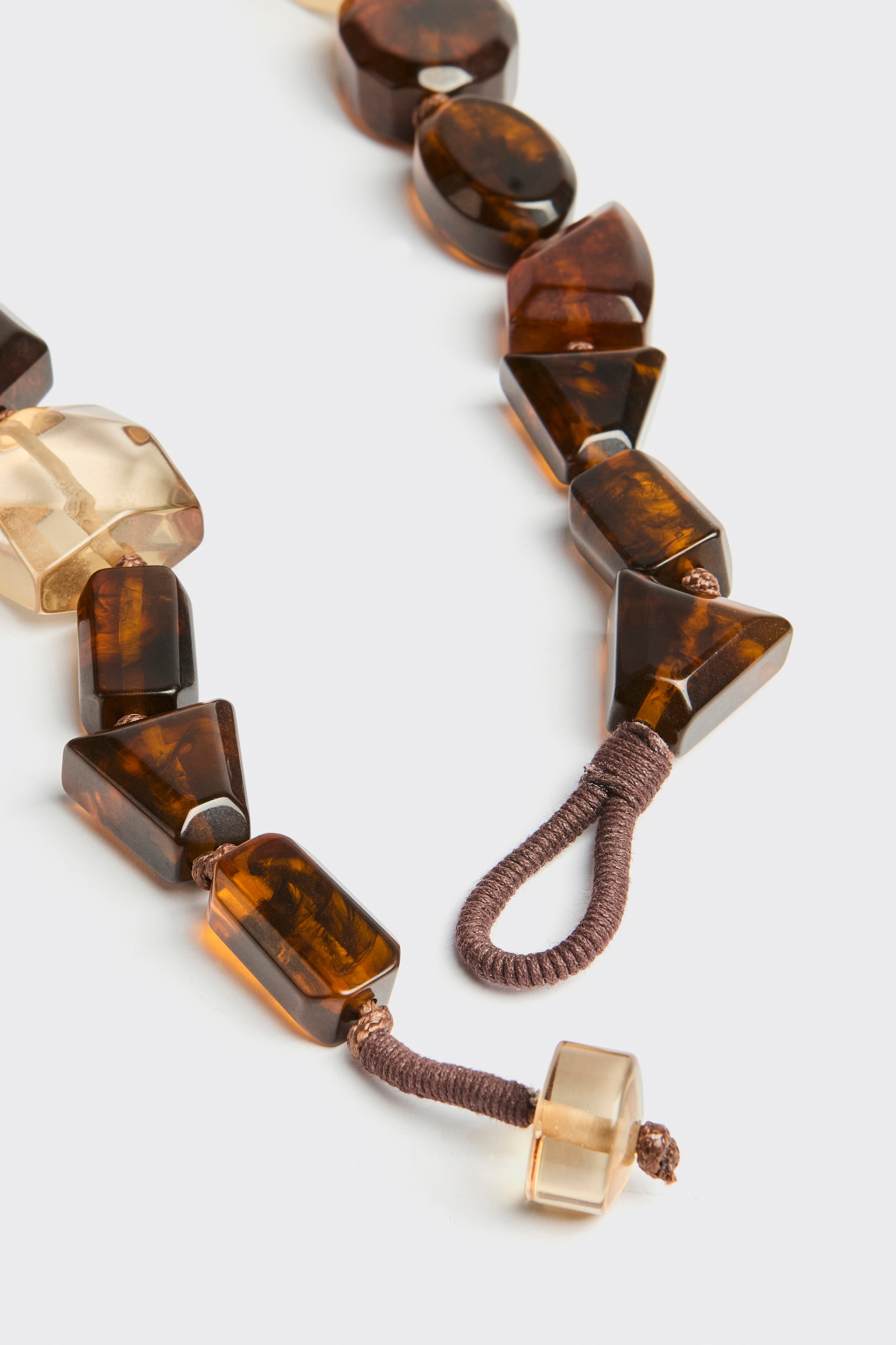 Liviana Conti Bijoux Beyza collier long ambre-quartz résine