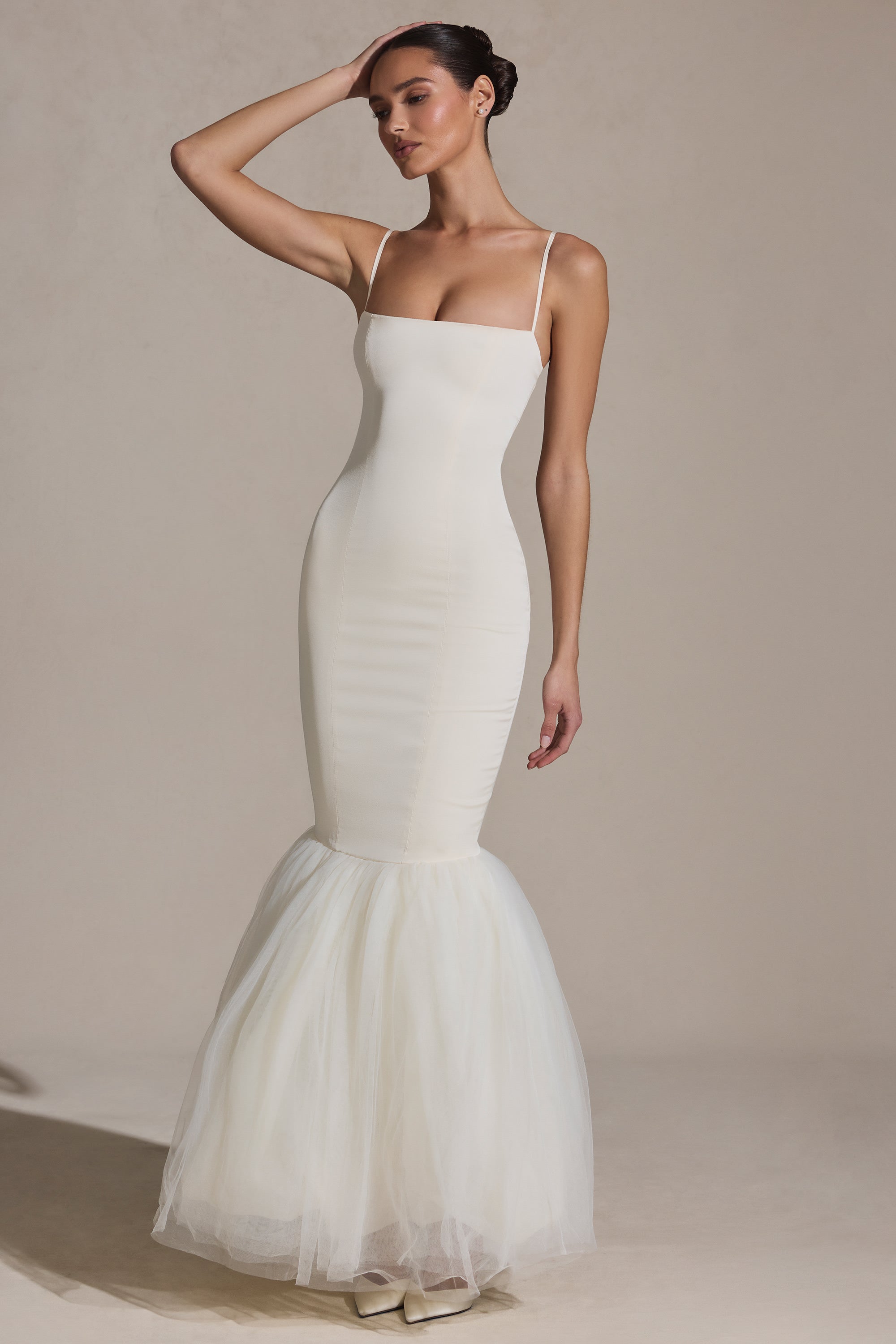 Oh Polly Adelpha Tulle Hem Fishtail Robe longue ivoire satin