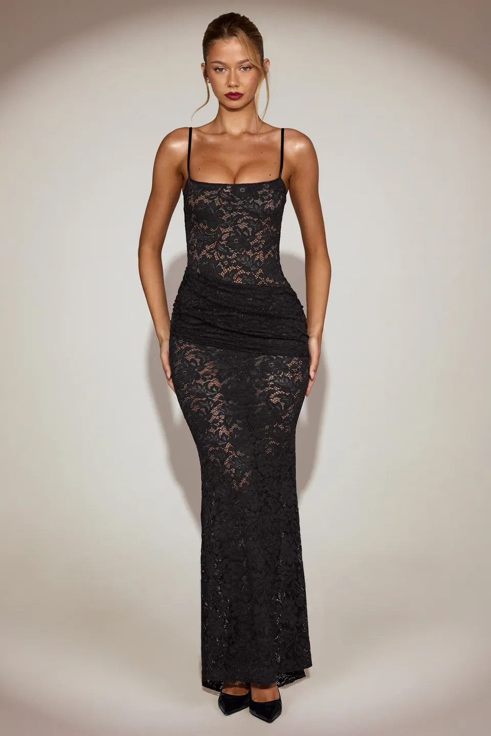 Oh Polly Wintra robe dentelle noire col carré sirène