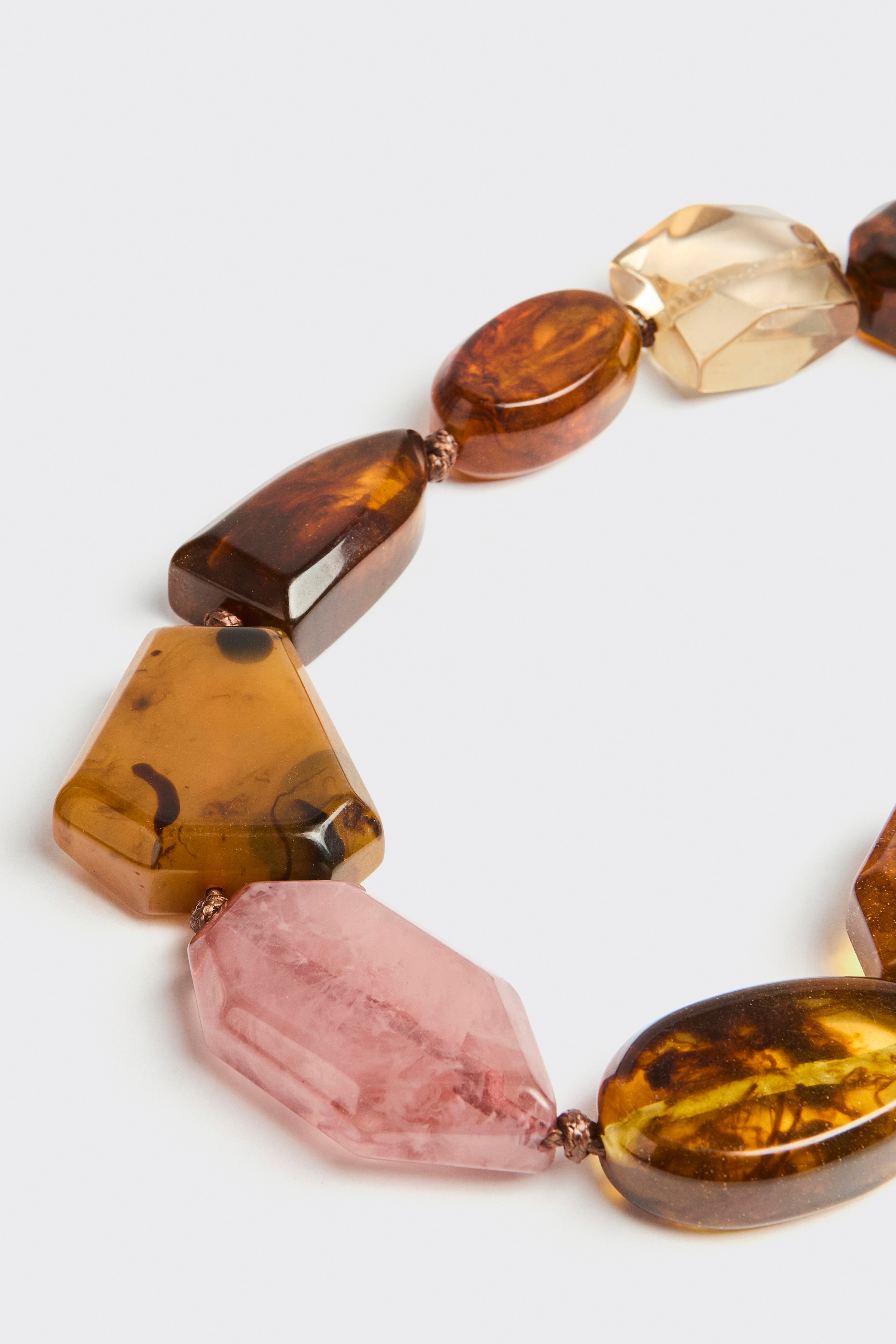 Liviana Conti Bijoux Beyza collier long ambre-quartz résine