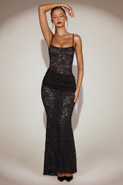 Oh Polly Wintra robe dentelle noire col carré sirène