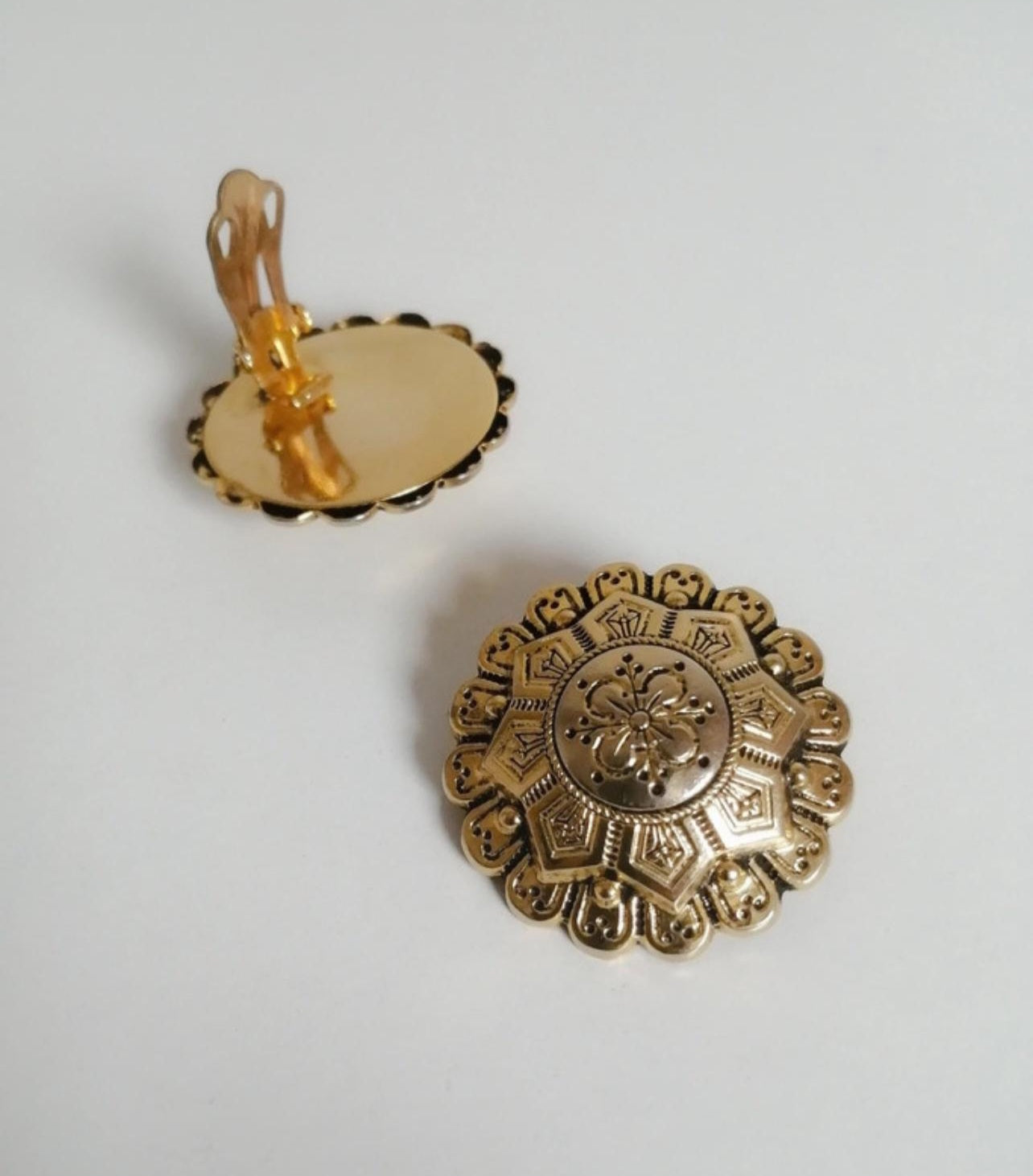 The Ethiquette Bijoux boucles Baroque fleurs doré clips