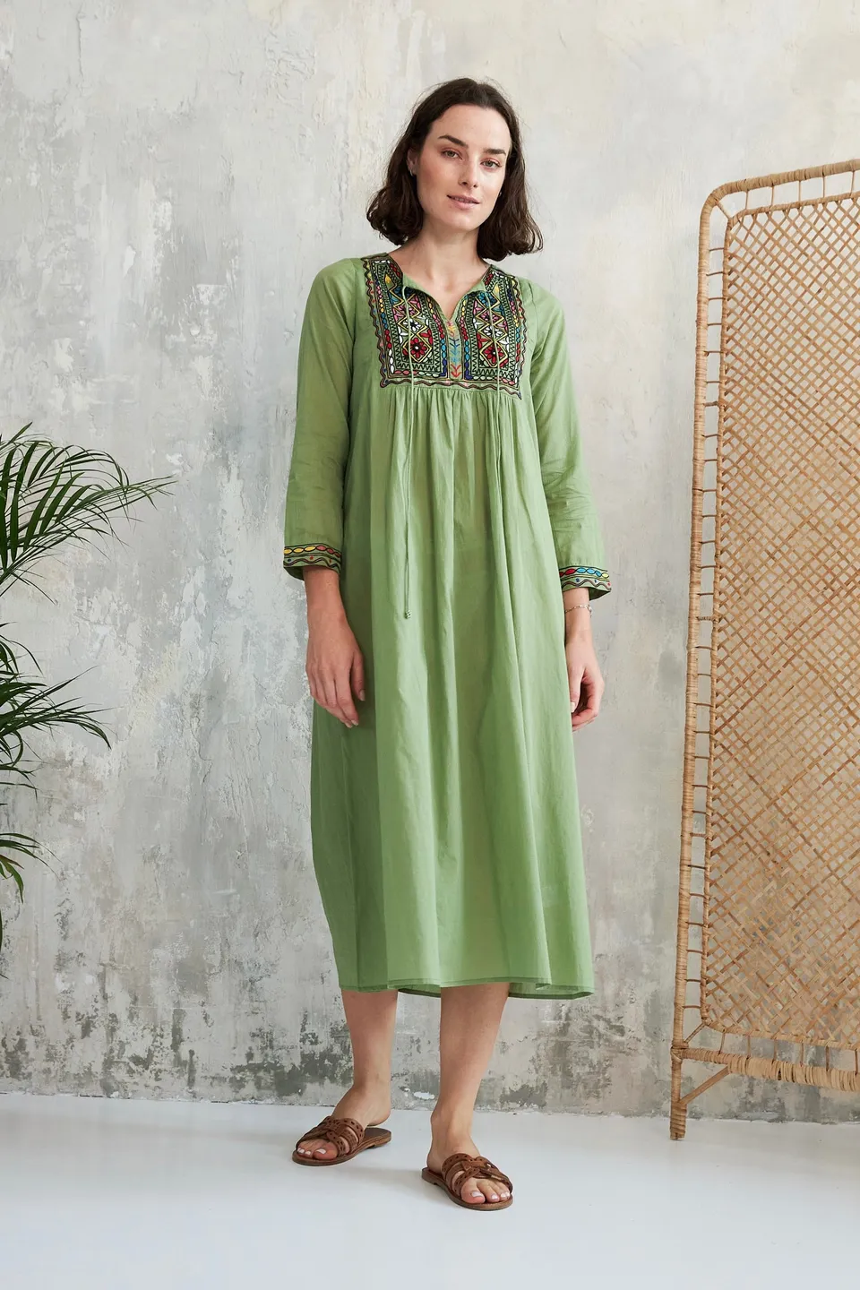 Chicosoleil Needra robe coton Vert Oasis brodée