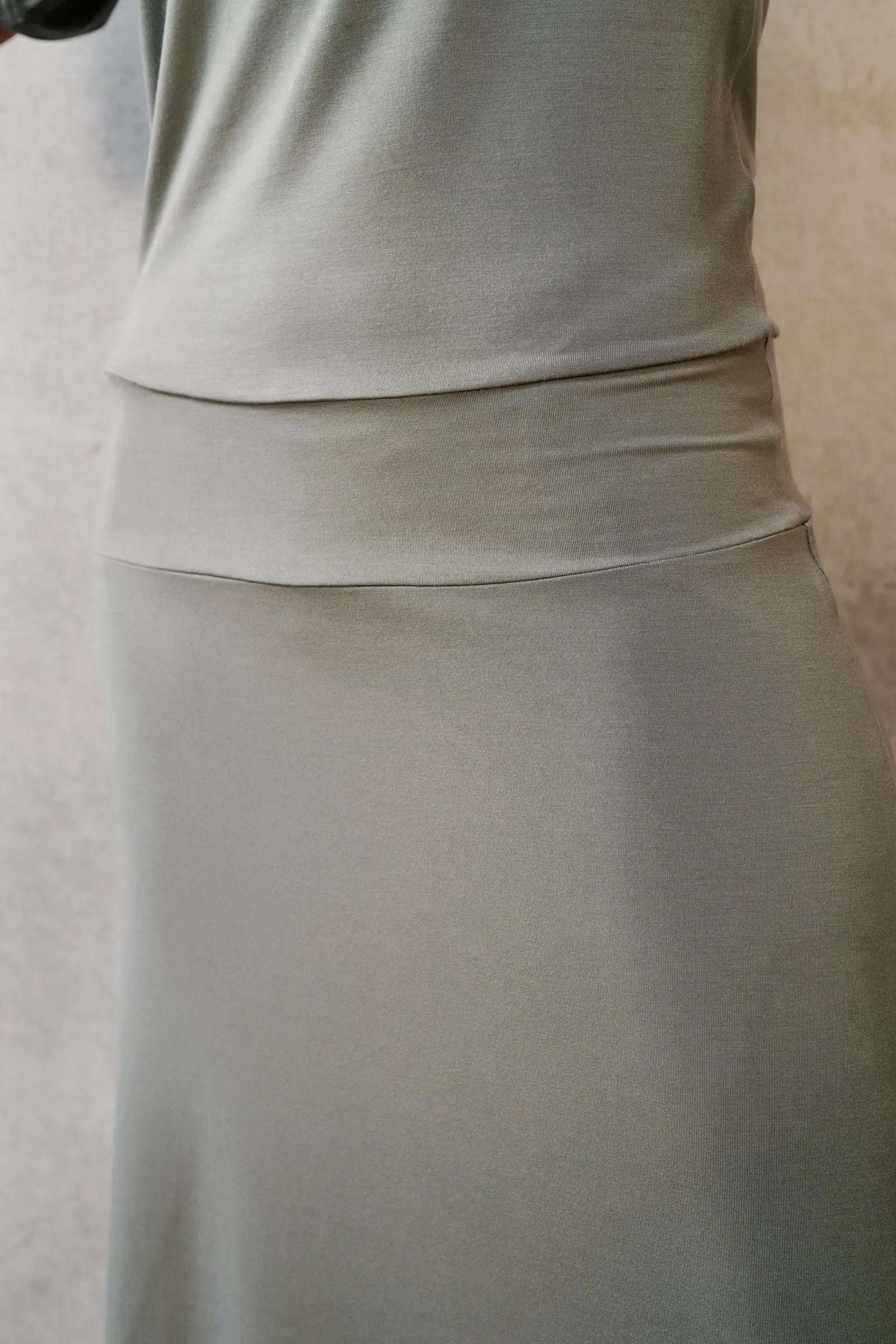 Thelma & Rose Gloria robe midi fluide noire col V T1-T3