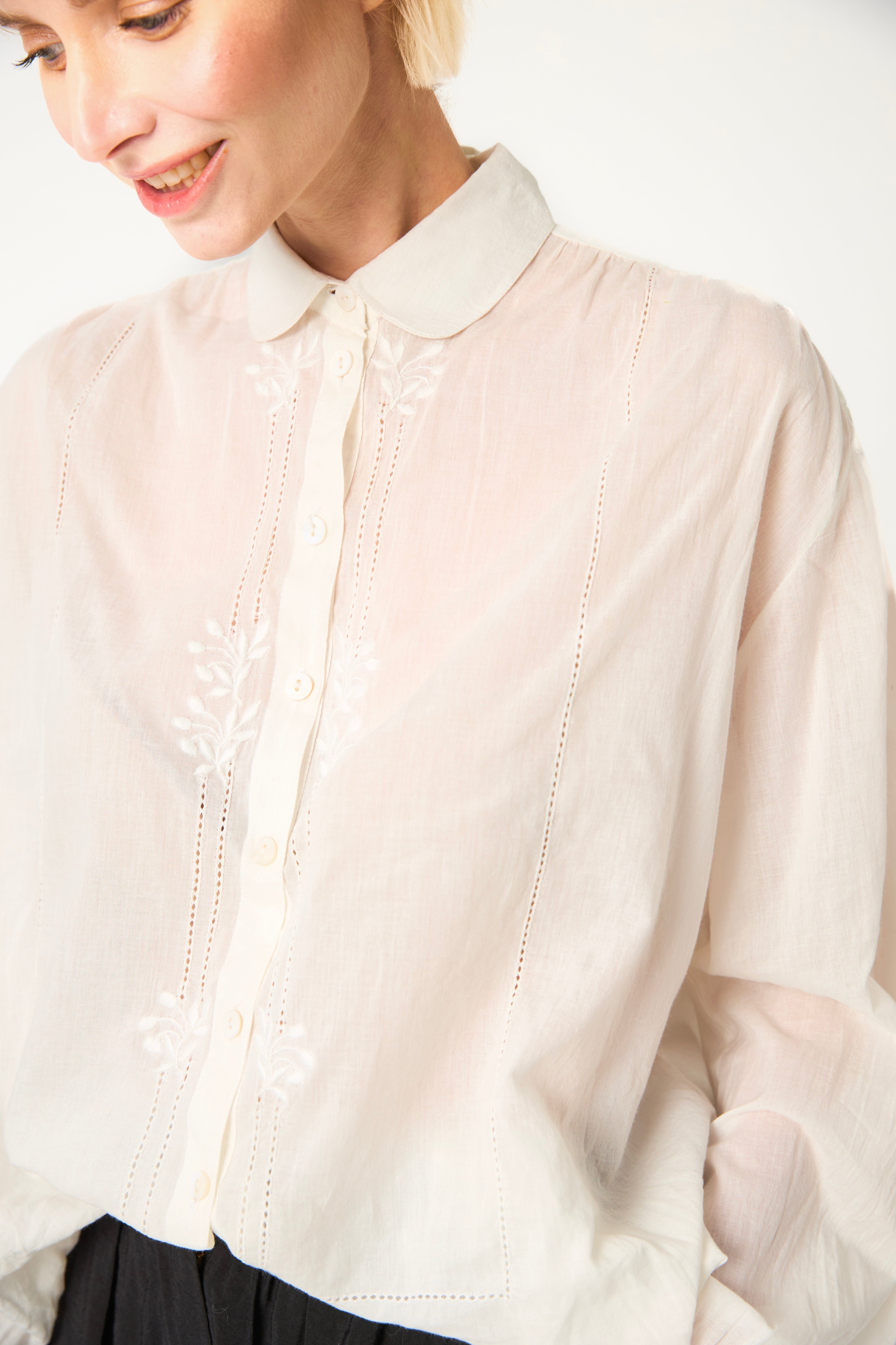 Chicosoleil Issei chemise coton Écru brodée