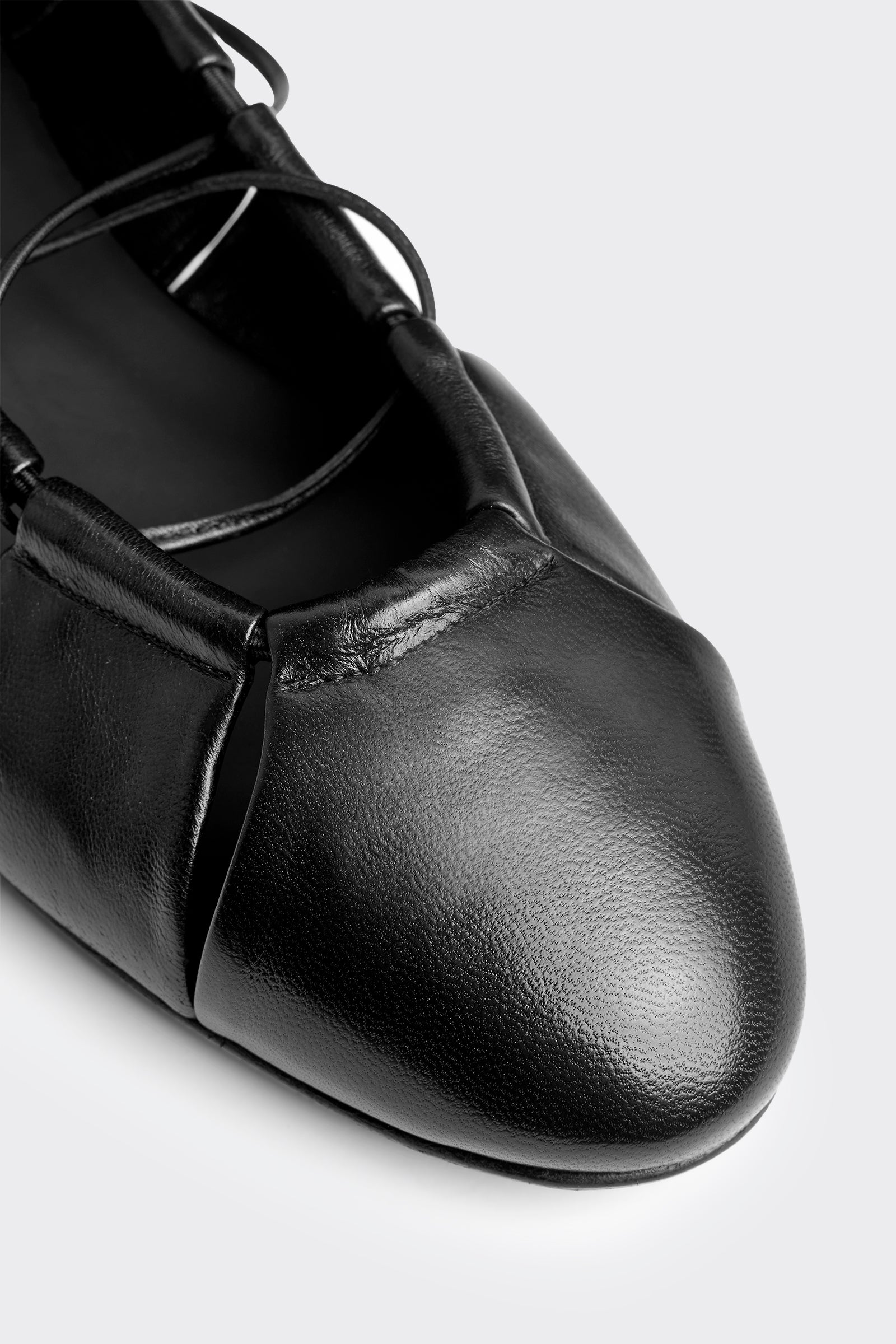 Liviana Conti Fabiola ballerine cuir noir découpé