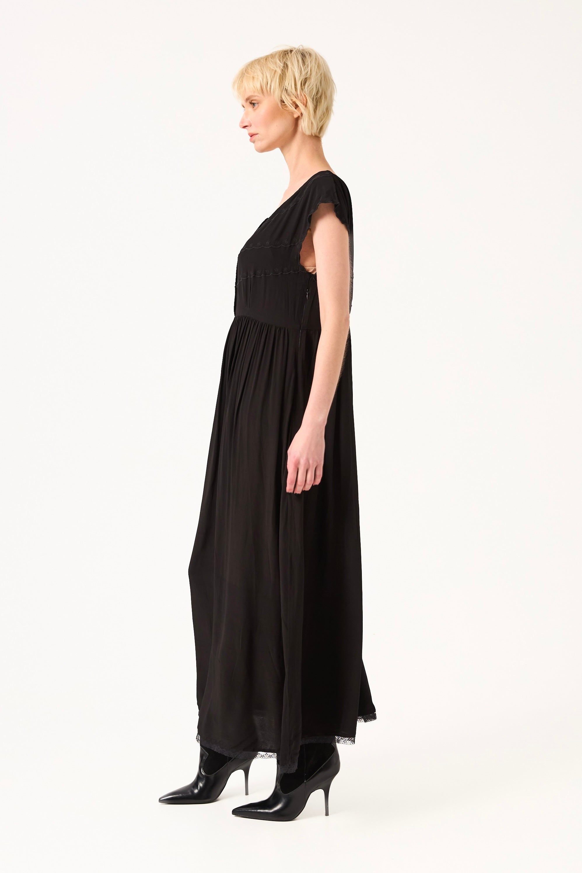 CHICOSOLEIL ROBES Robe NANETTE satin viscose noir brodée