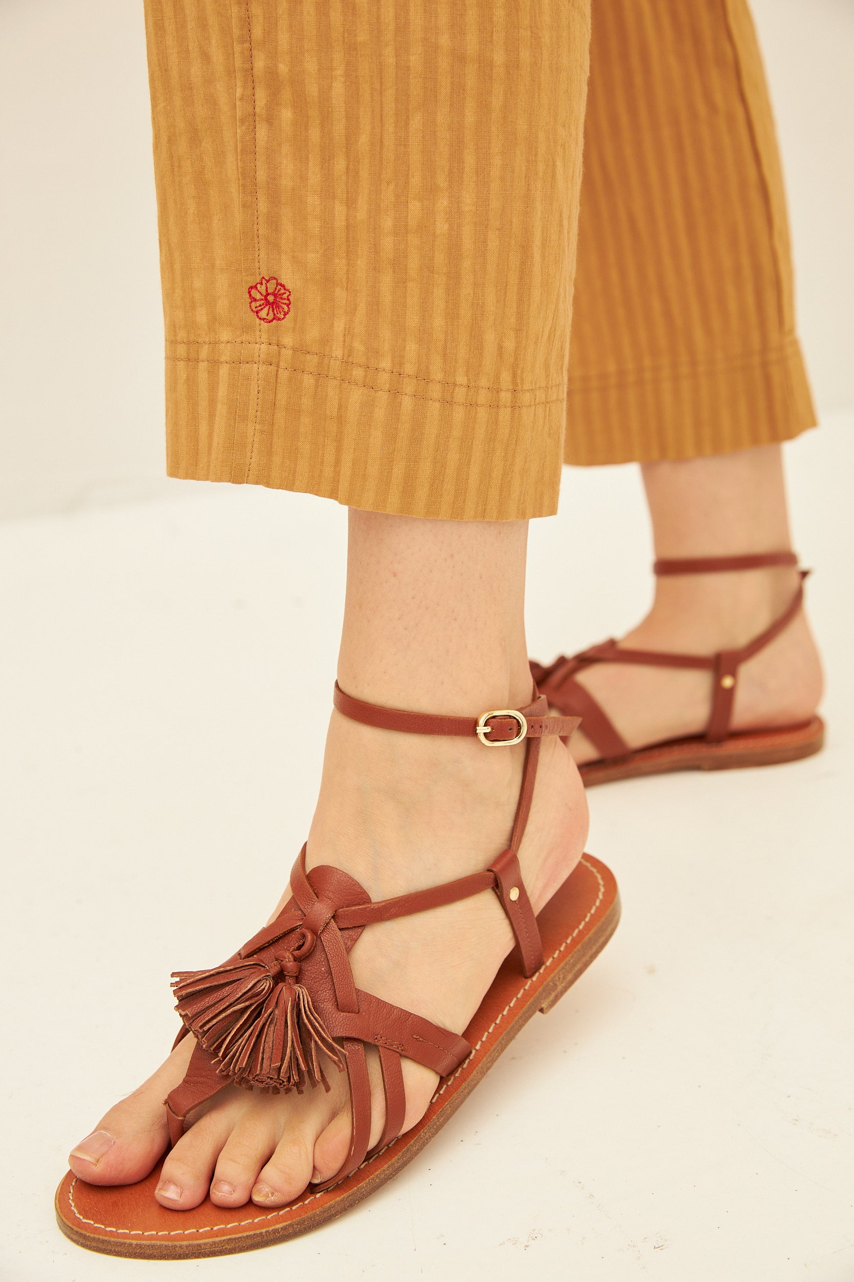 Chicosoleil Selma sandale plate cuir cognac pompons
