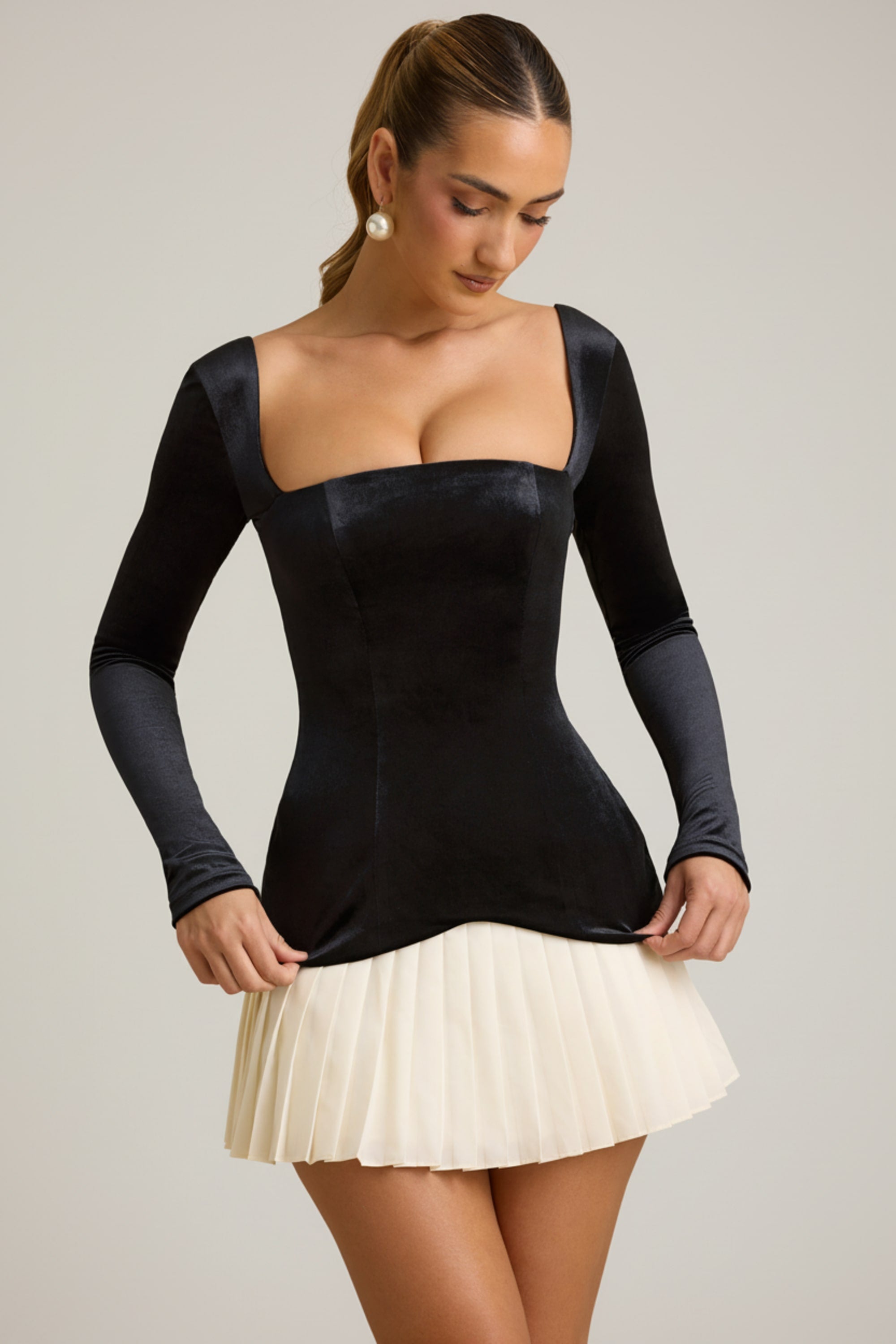 Oh Polly Darline robe mini corset plissée noire velours