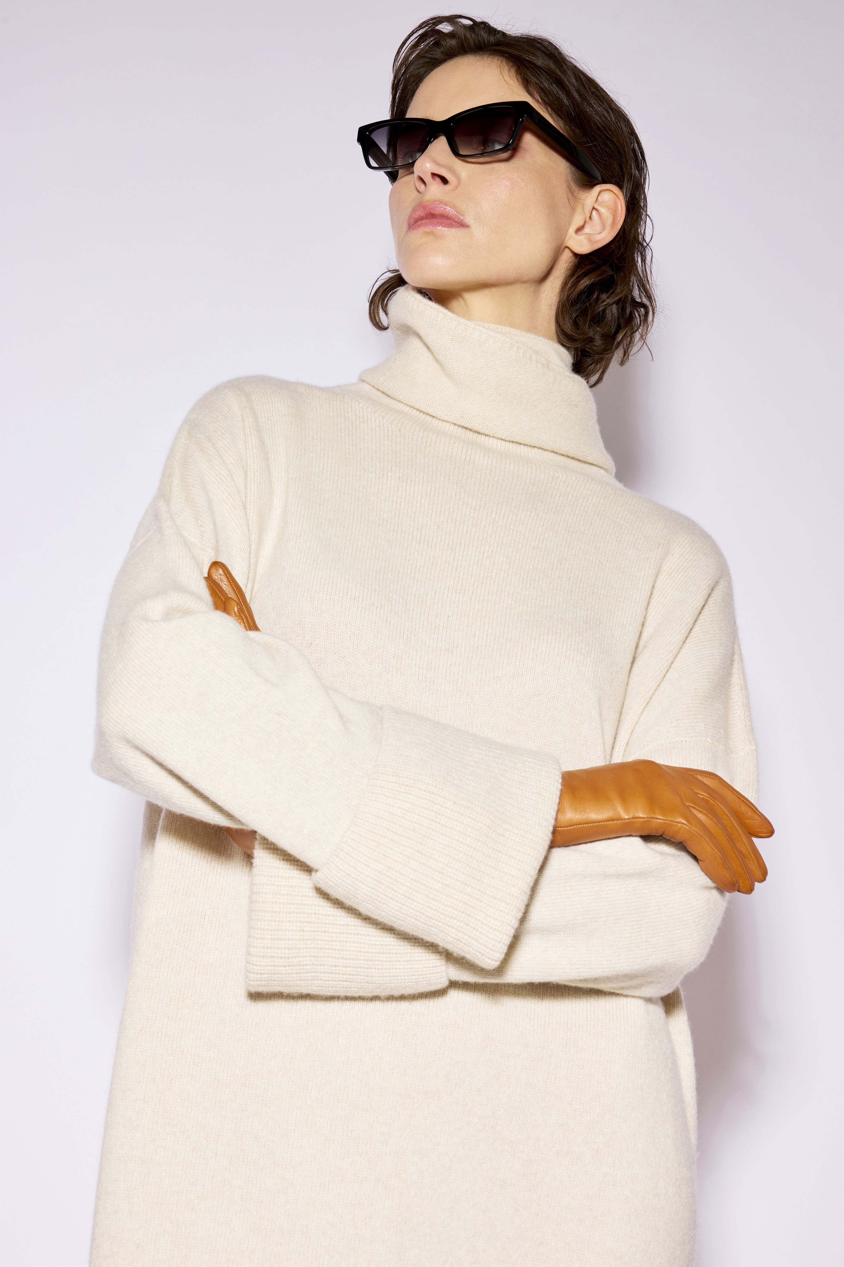 Liviana Conti Yuko robe cachemire beige col montant