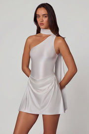 Oh Polly Kiraz 14555 mini robe blanche satin asymétrique
