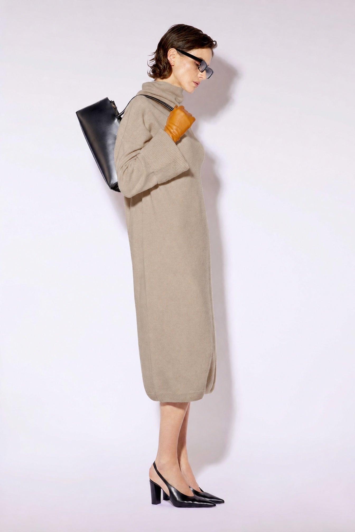 Liviana Conti Yuko robe cachemire beige col montant