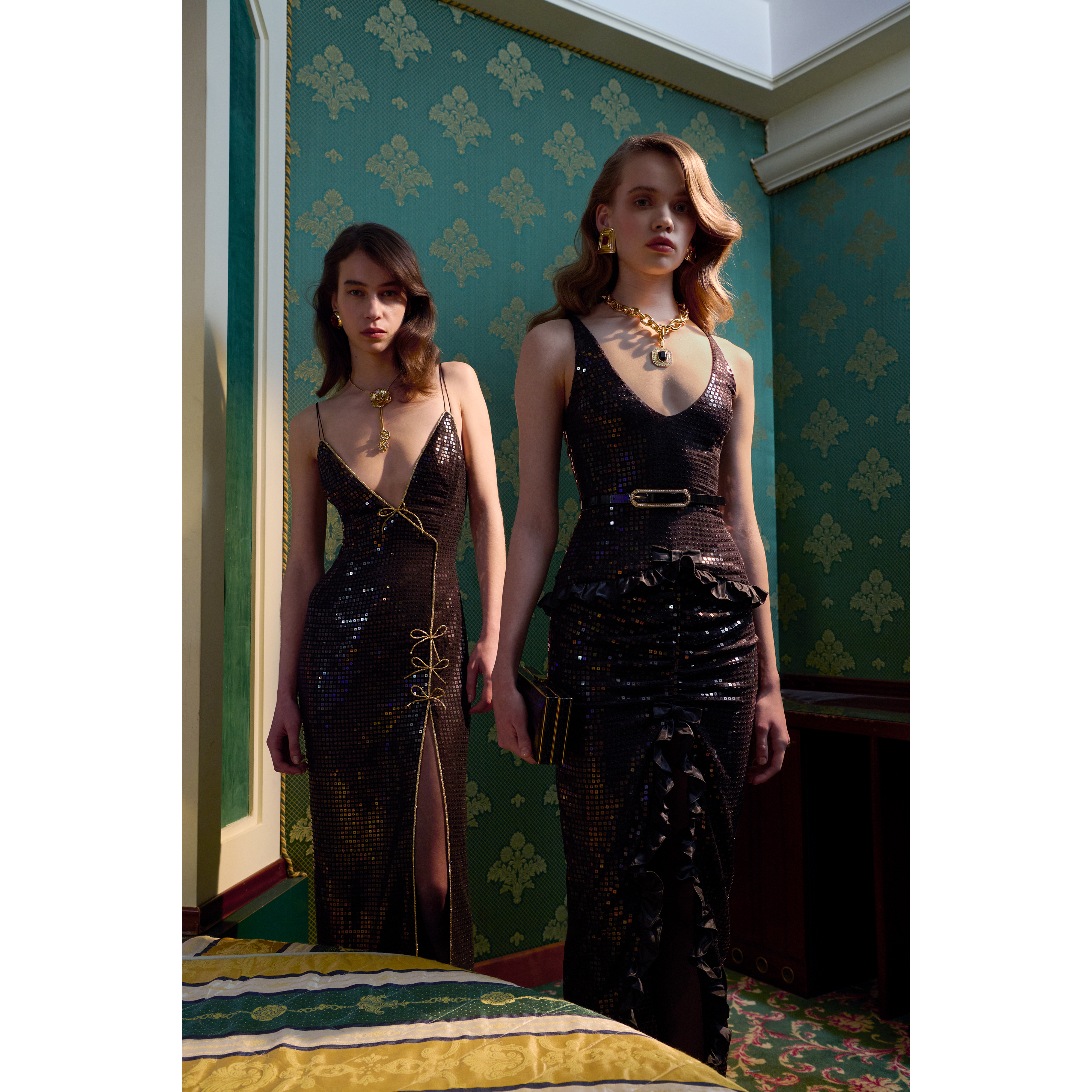 Alessandra Rich Sequin Silk Slip robe noire sequins col V