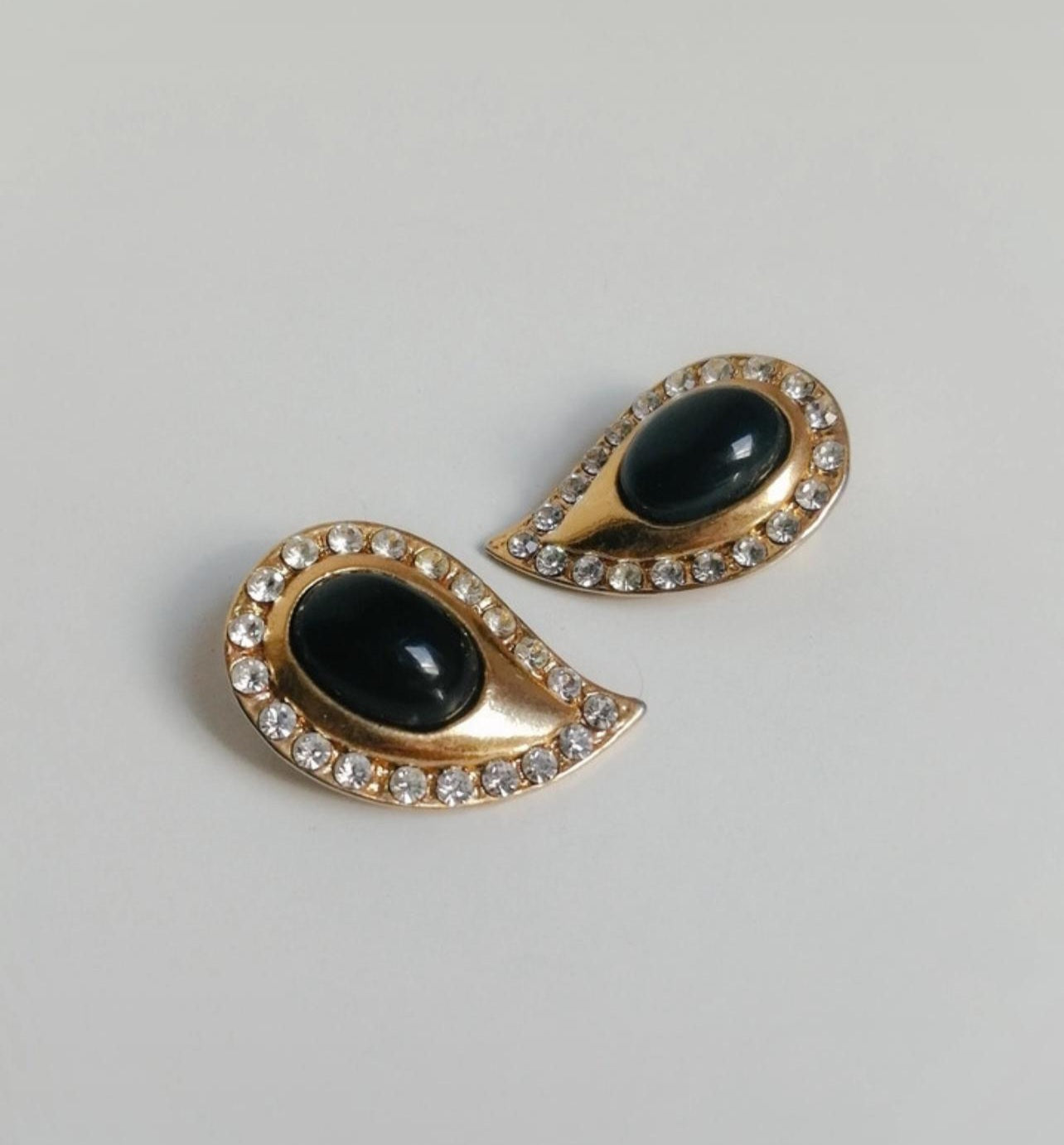 The Ethiquette Bijoux boucles d’oreilles goutte noir doré clips
