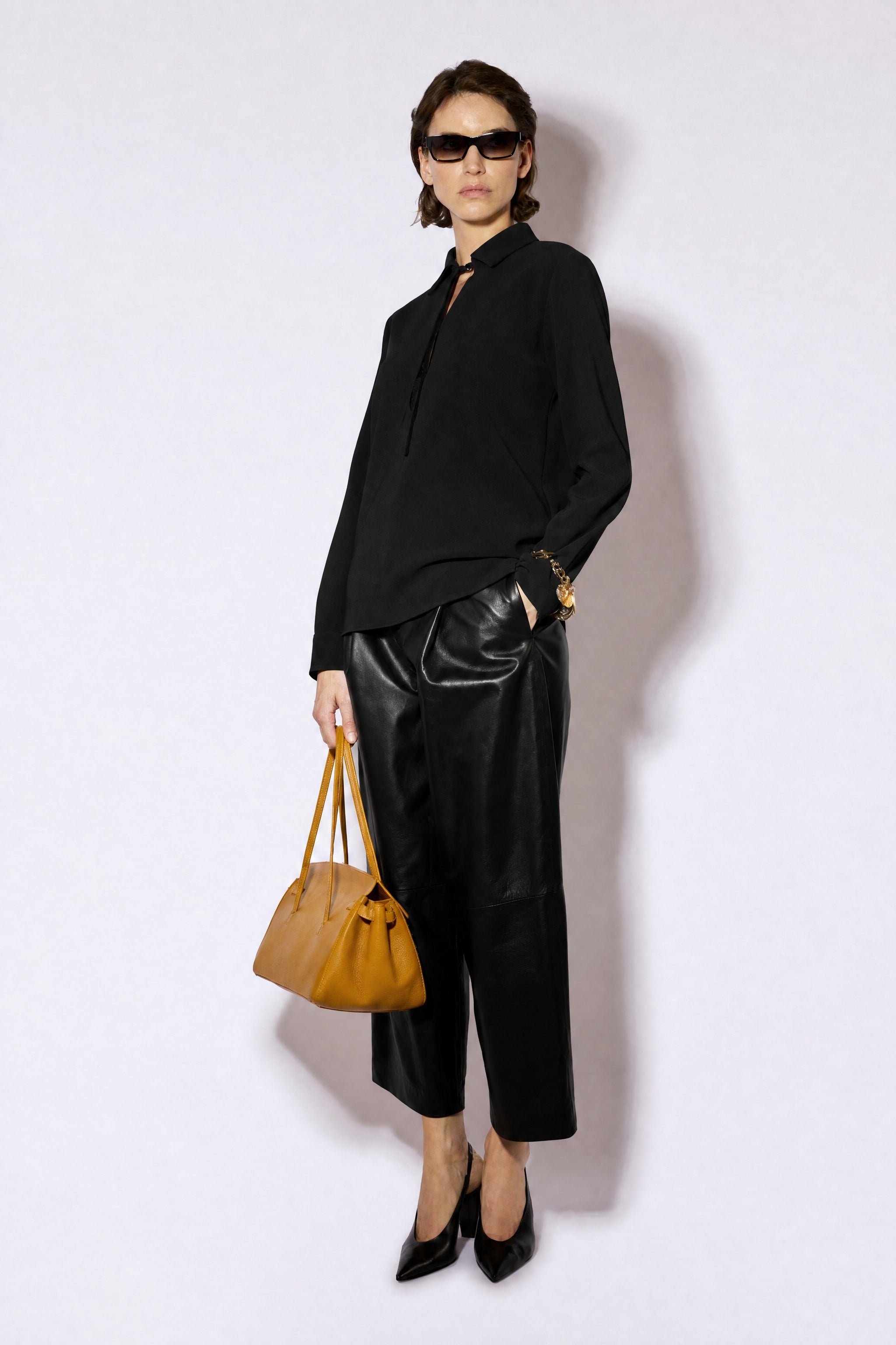 Liviana Conti Indira blouse noire crêpe col goutte