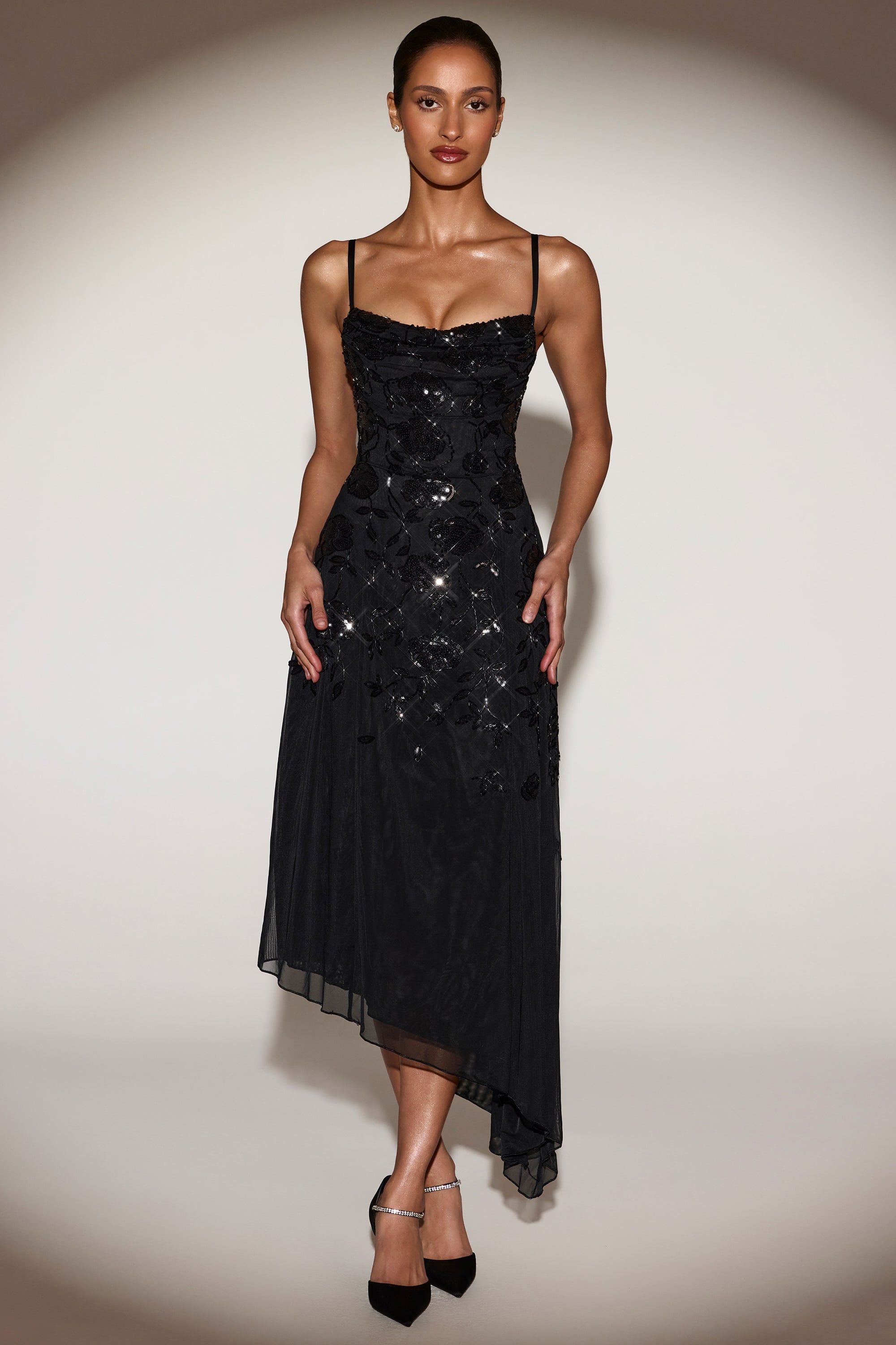Oh Polly Embellished Zelina Soft-Scoop robe noire sequins
