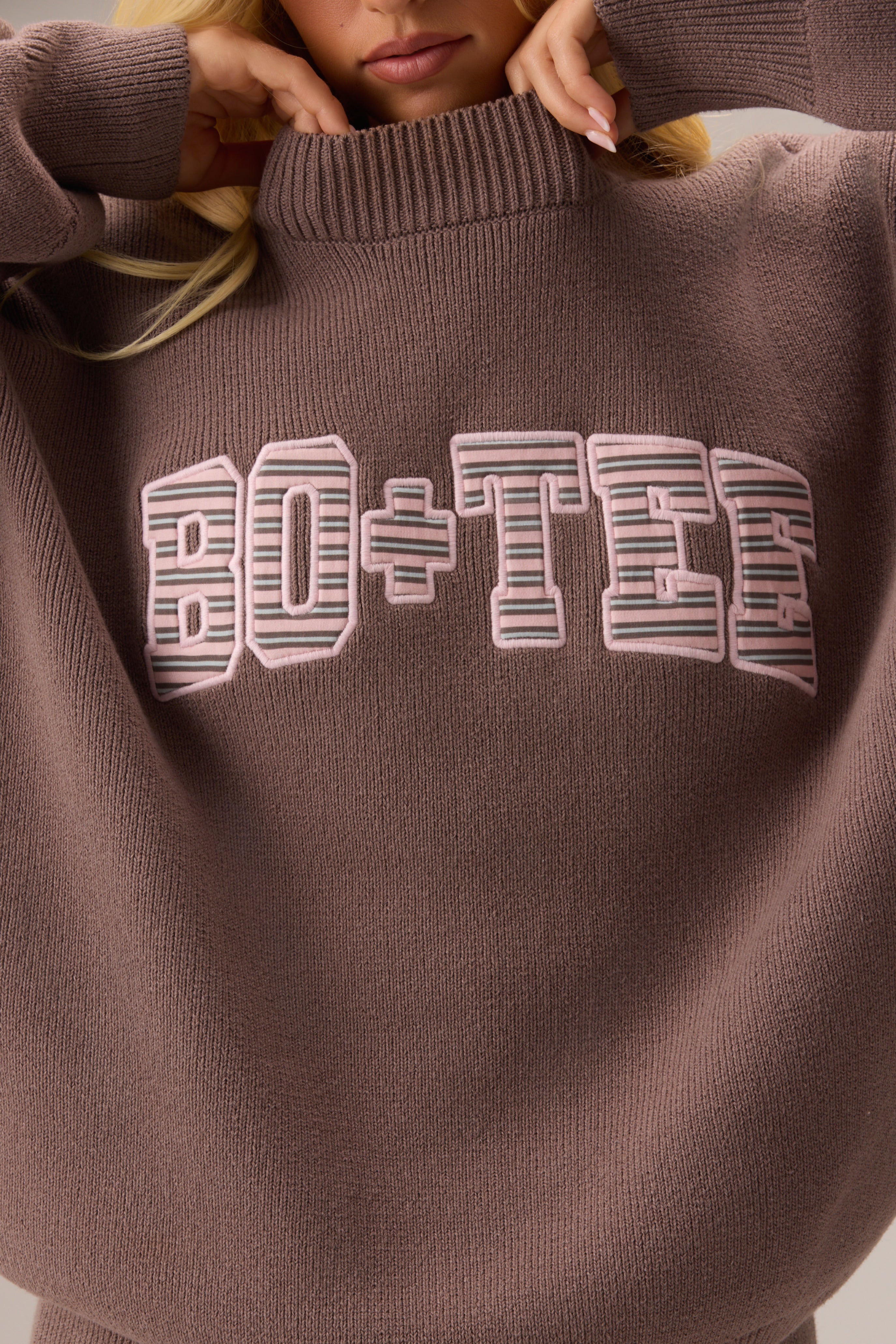 Oh Polly Bo+Tee pull oversize maille chestnut logo