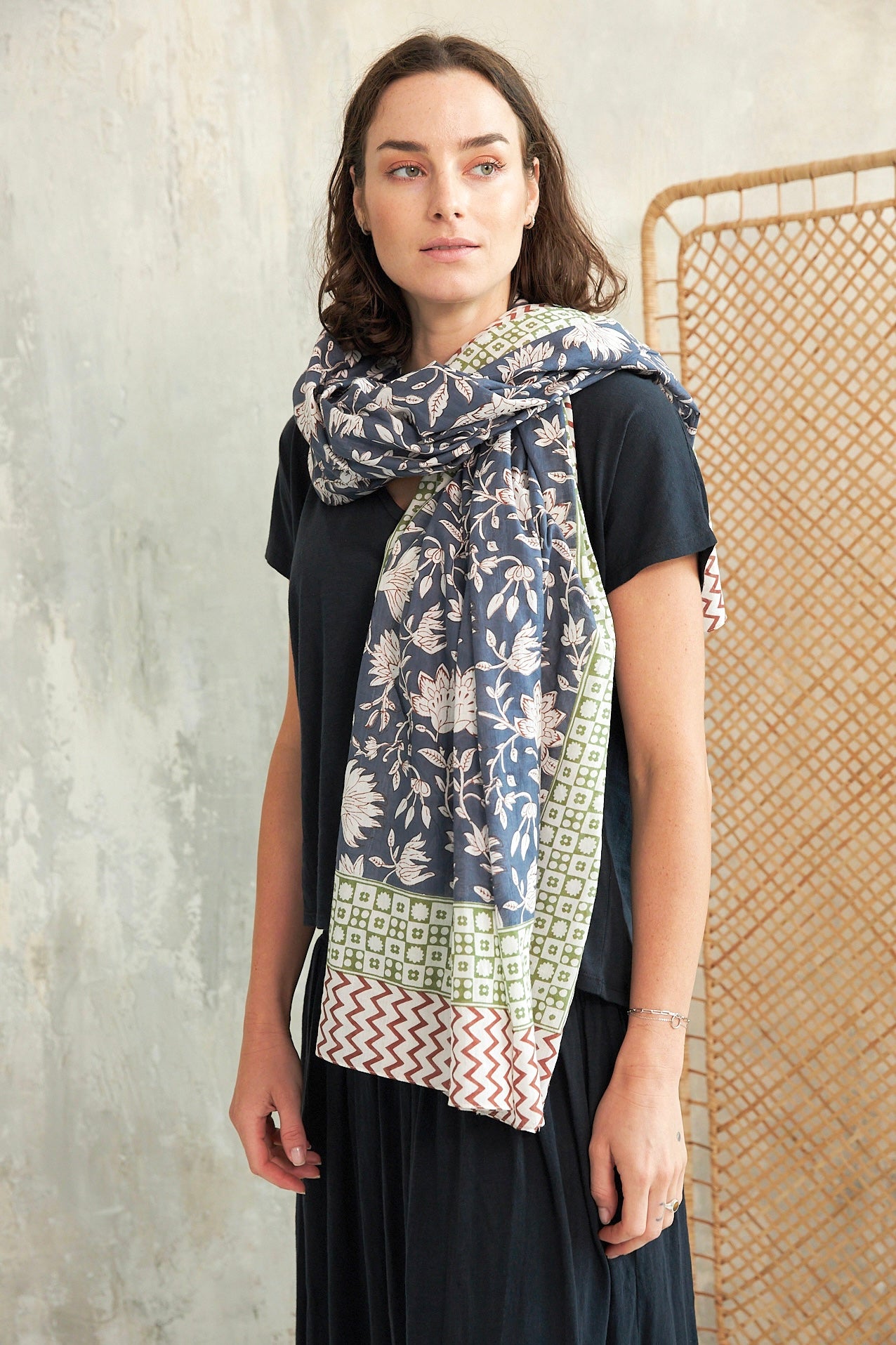 Chicosoleil Paréo Batik Blue étole coton bleu floral