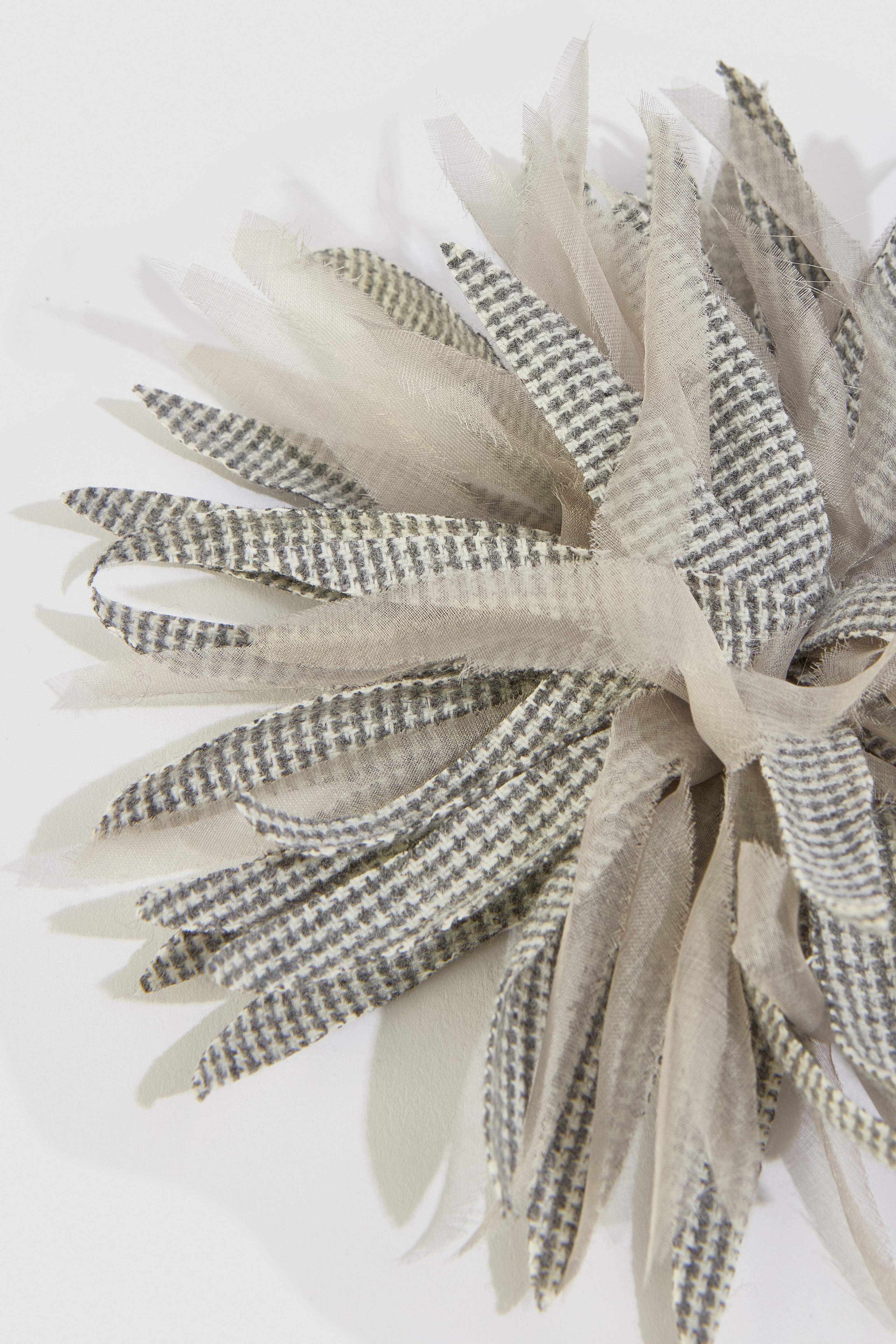 Liviana Conti Yvette broche fleur poudre