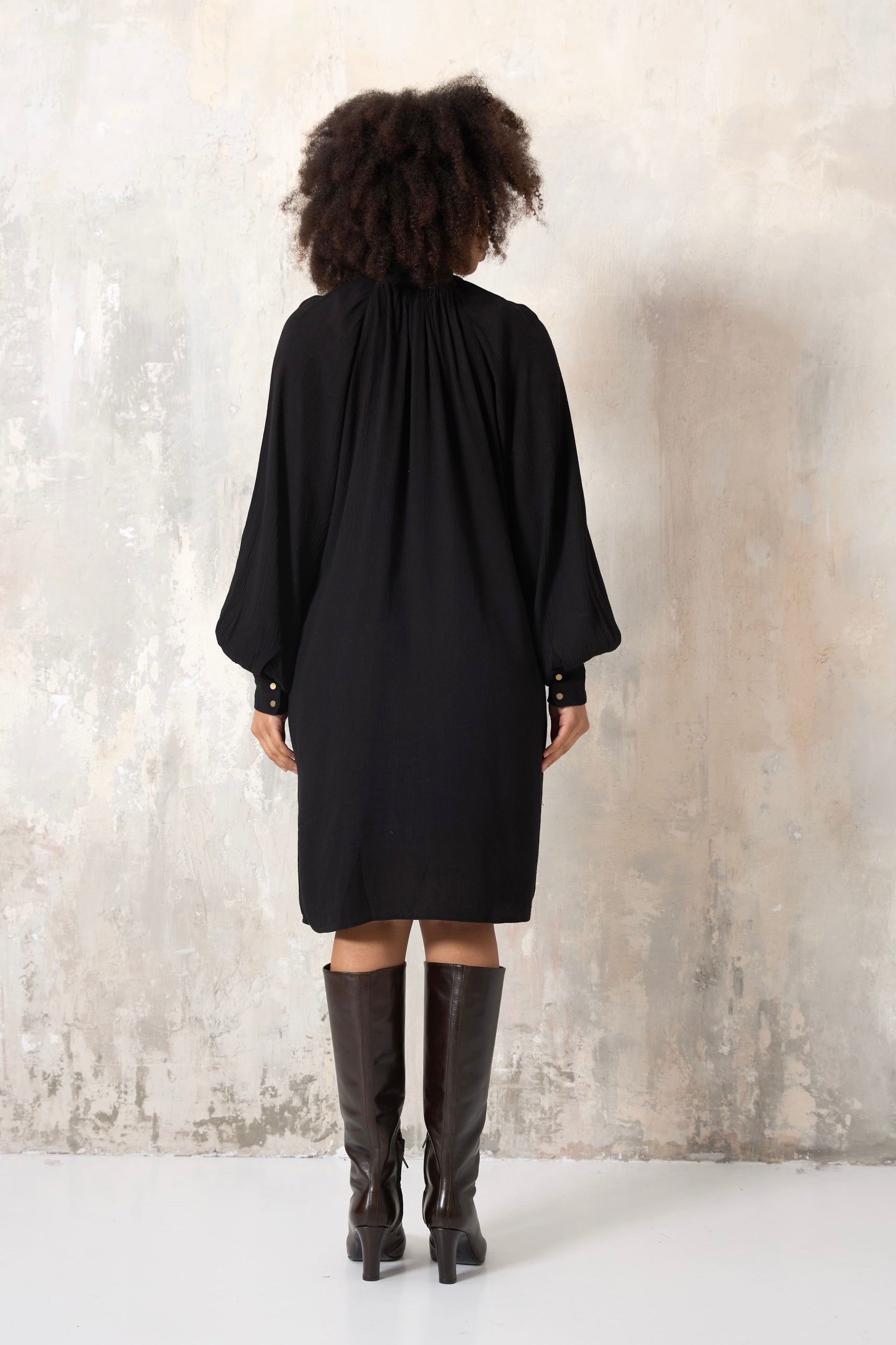 Chicosoleil Ozalee robe midi noire viscose manches longues