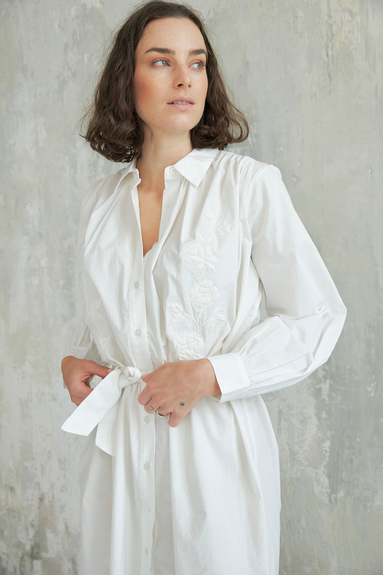 Chicosoleil Robe Keya blanche mi-longue coton brodée
