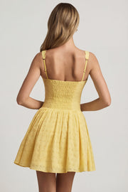Oh Polly Sabina mini robe broderie jaune pastel nœud