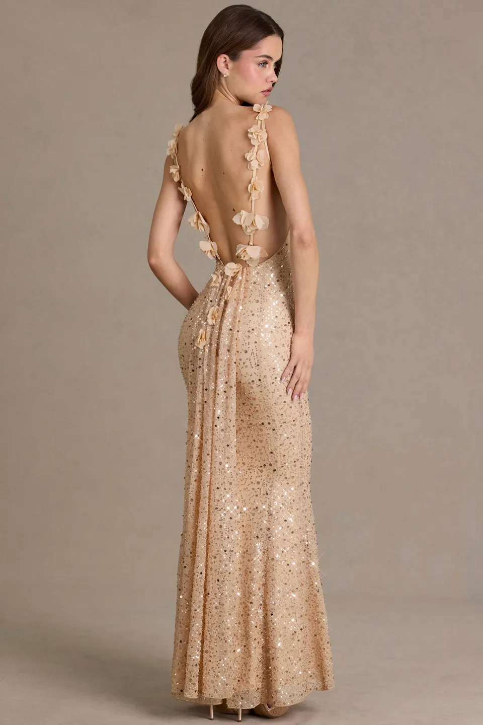 Oh Polly Embellished robe maxi dorée sequins dos ouvert
