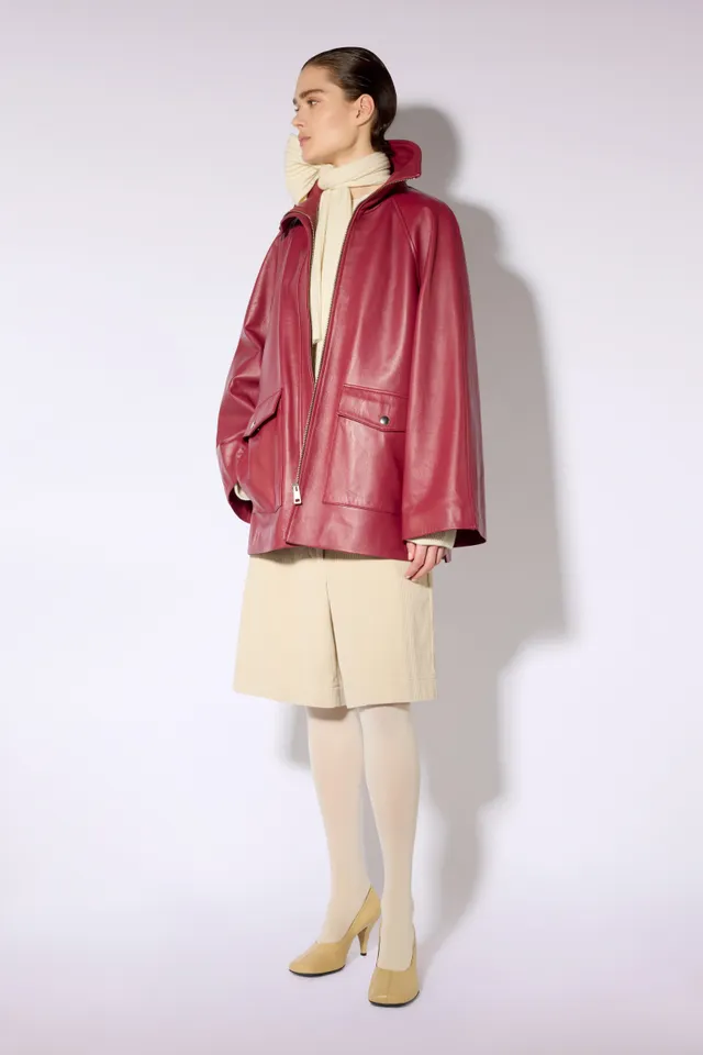 Liviana Conti Omar veste espresso tailleur