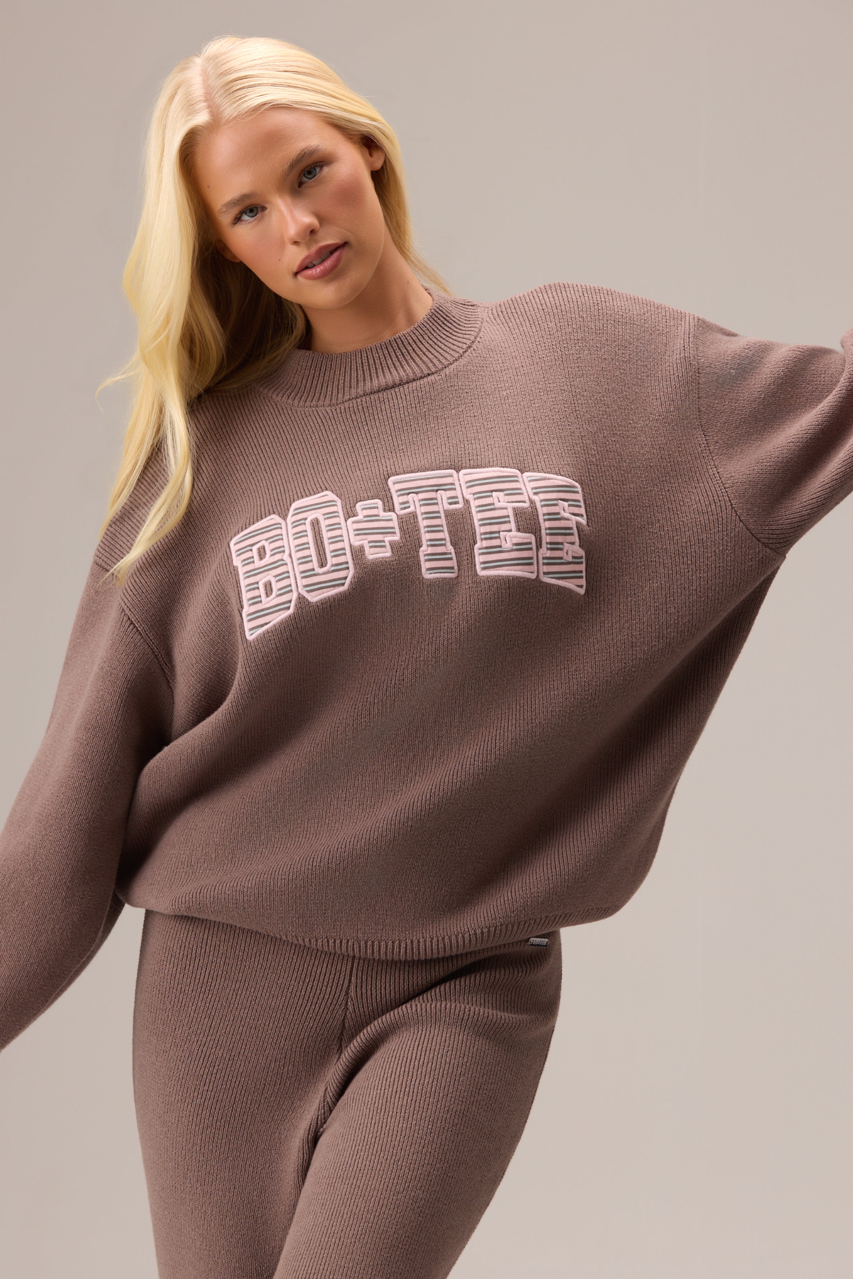 Oh Polly Bo+Tee pull oversize maille chestnut logo