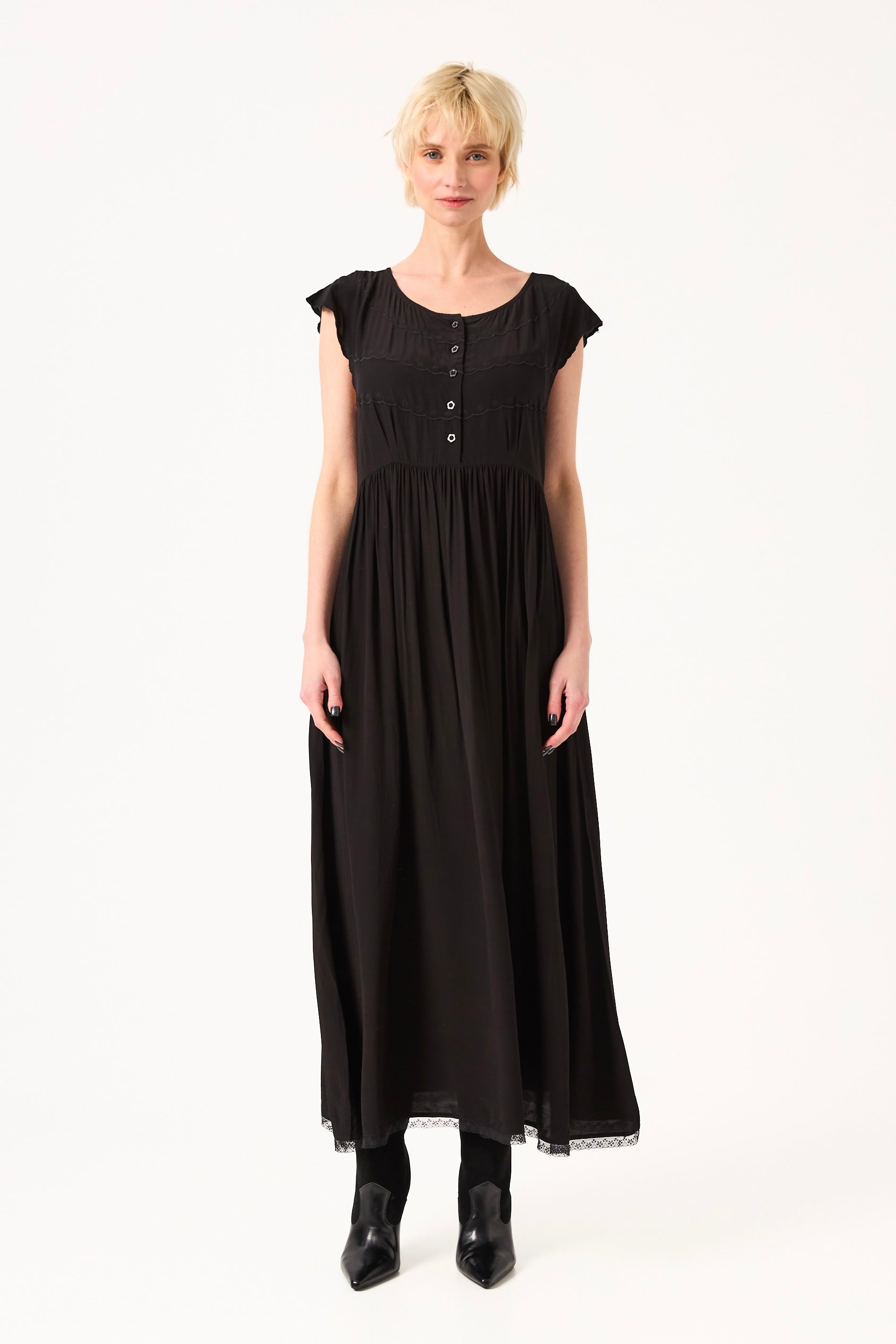 CHICOSOLEIL ROBES Robe NANETTE satin viscose noir brodée