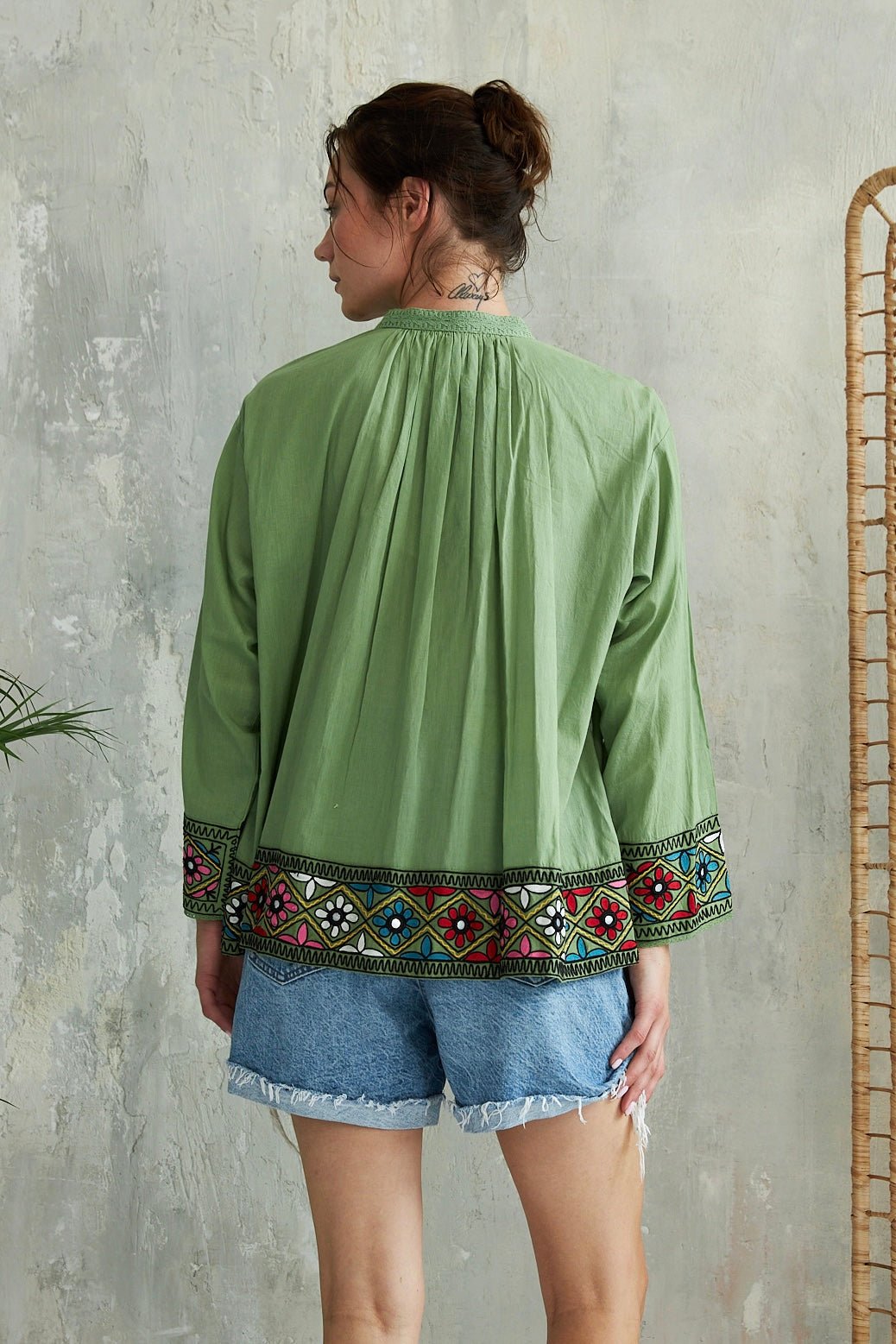 Chicosoleil REVA top coton Vert Oasis col V brodé