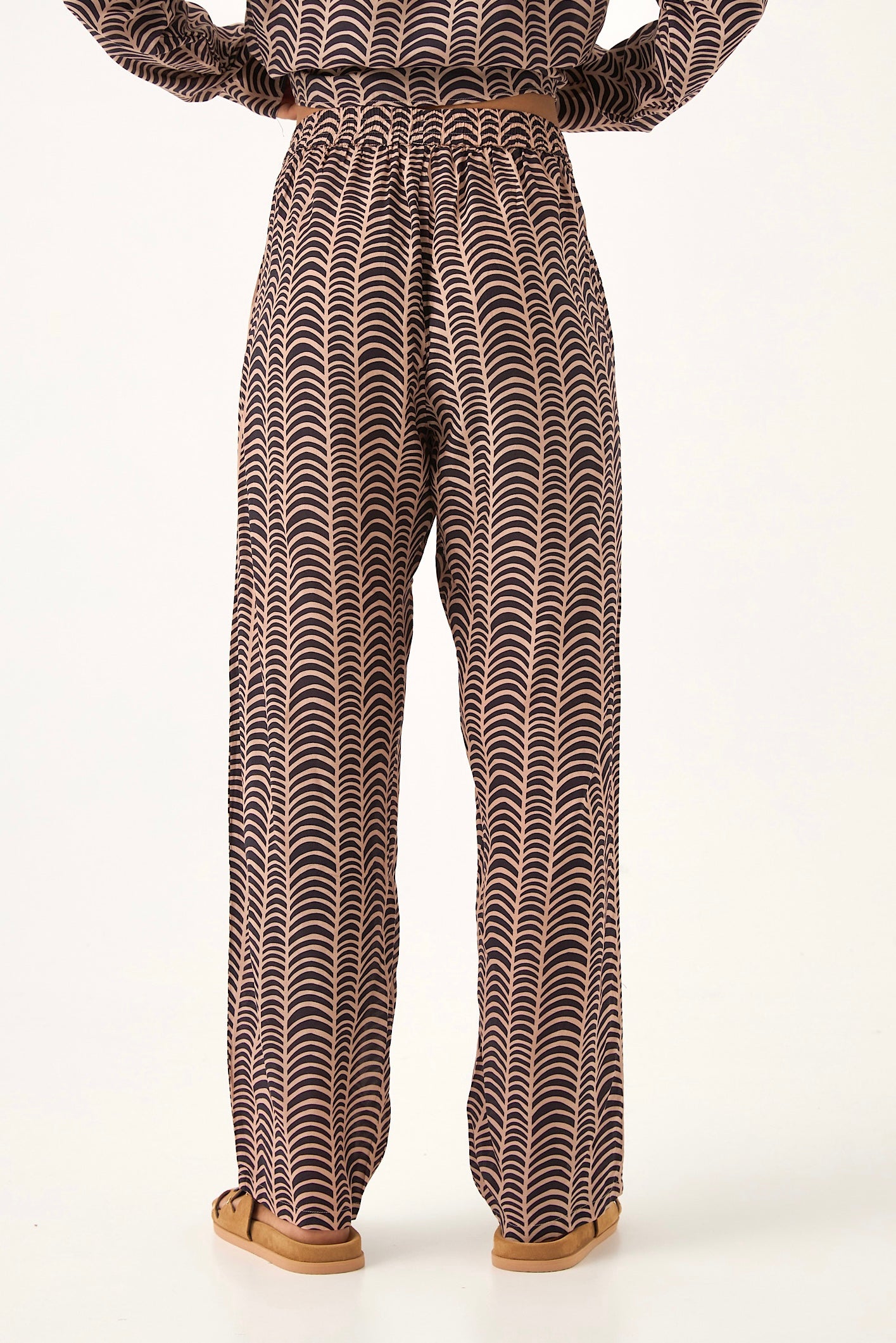 Chicosoleil Pantalons Louizon pantalon large sable d'ébène satin