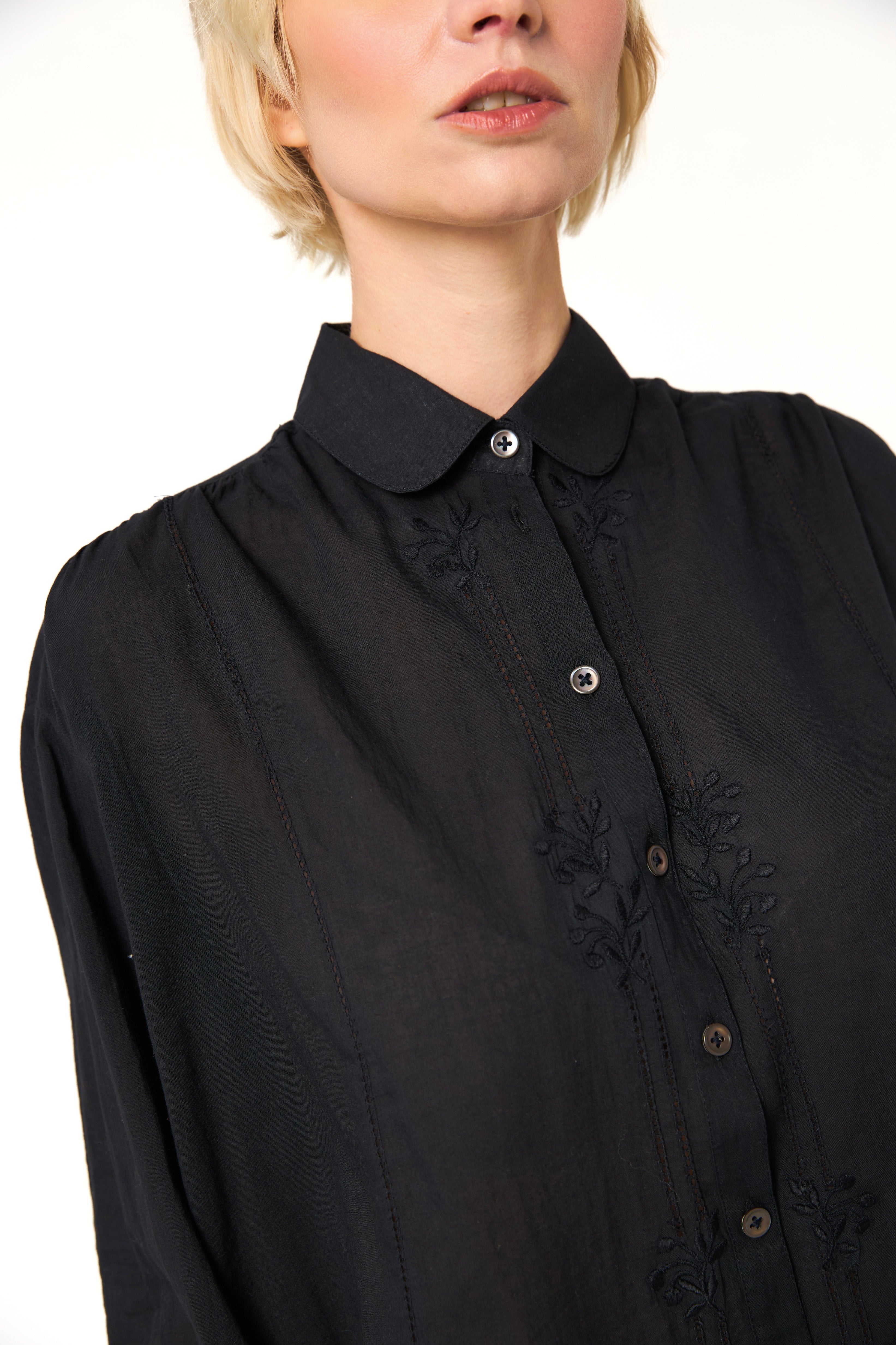 Chicosoleil Chemise Issei noire coton brodée col rond