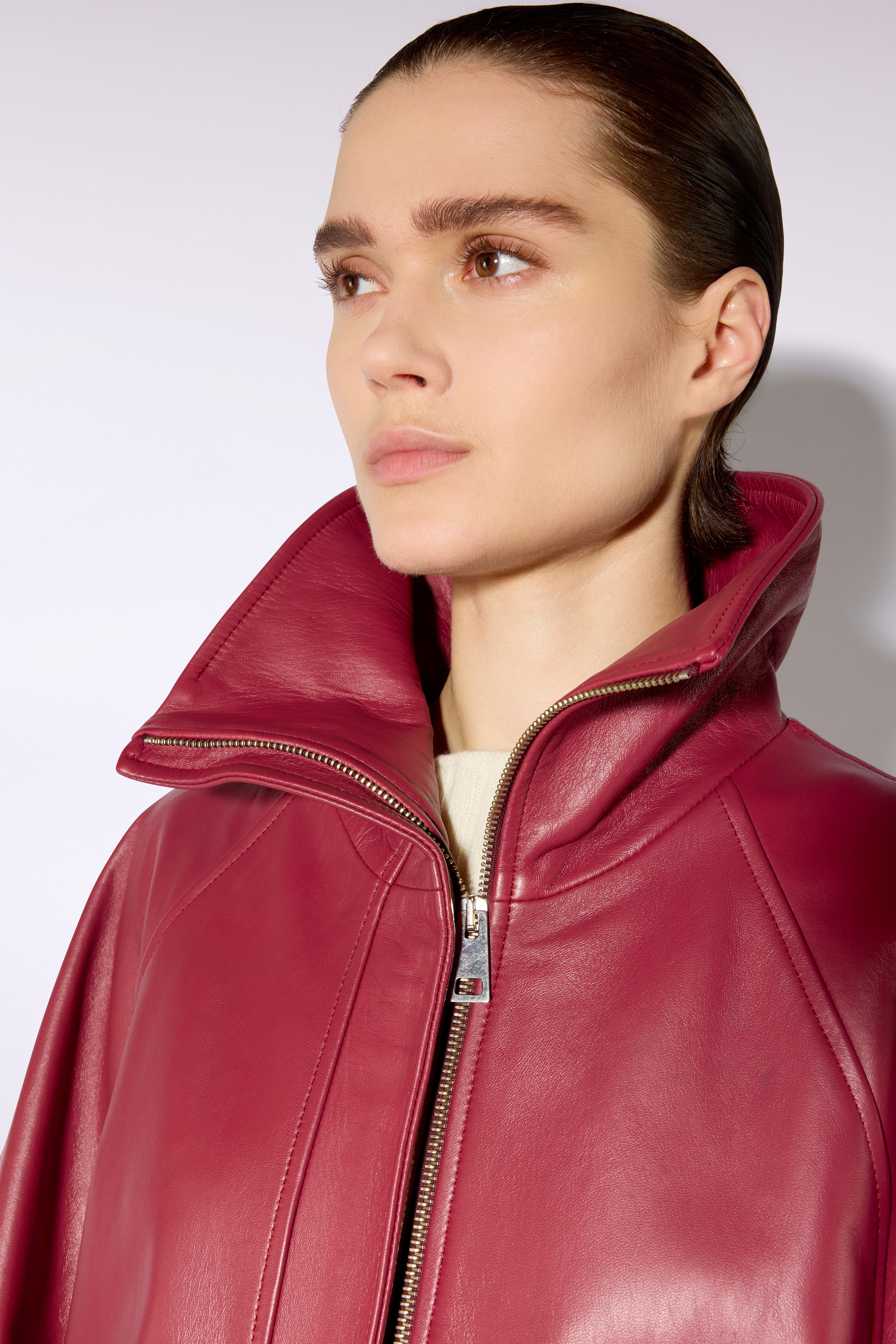 Liviana Conti Omar veste espresso tailleur