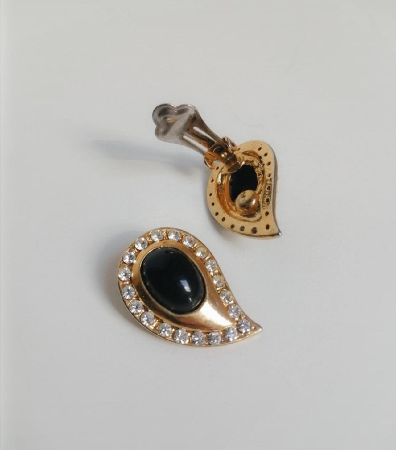 The Ethiquette Bijoux boucles d’oreilles goutte noir doré clips