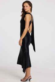 Oh Polly Shaya robe midaxi noire asymétrique foulard